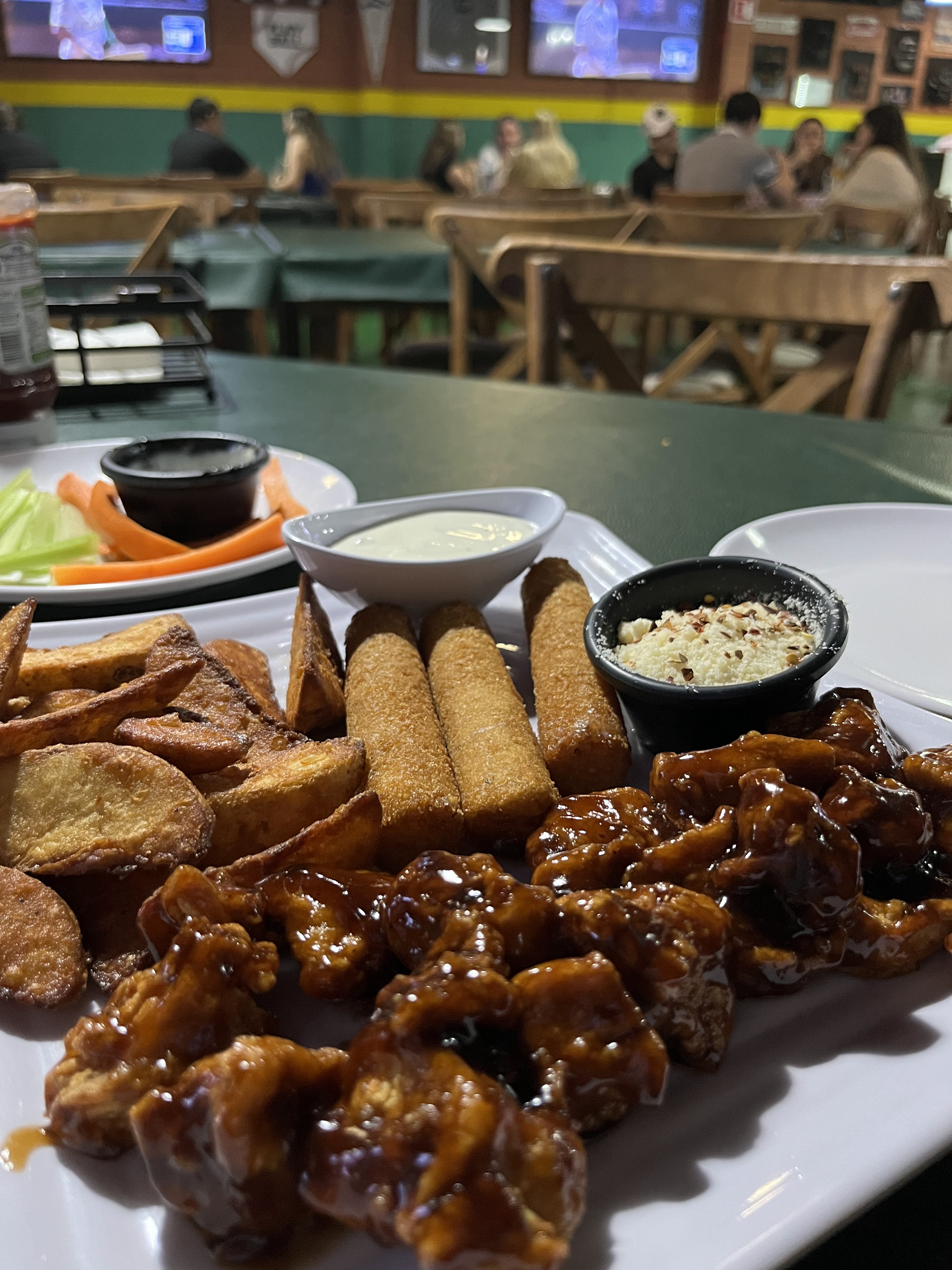 Wing's Park Restaurant & Sport Bar image 1