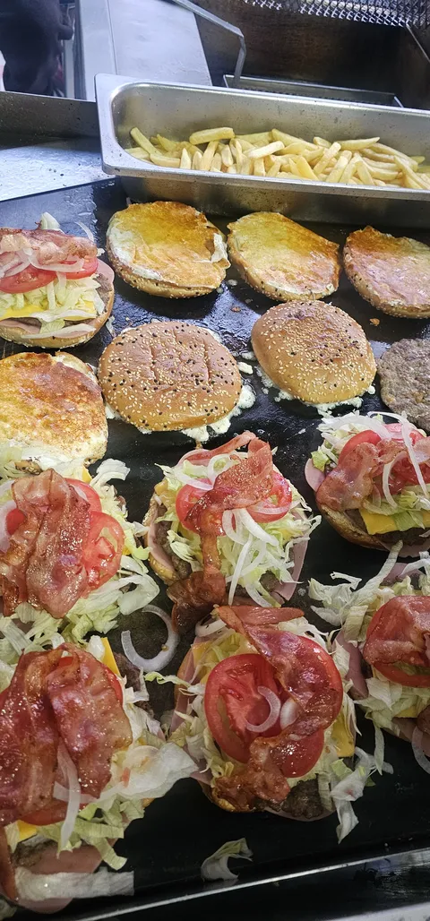 Hamburguesas LA MILLONA image 5