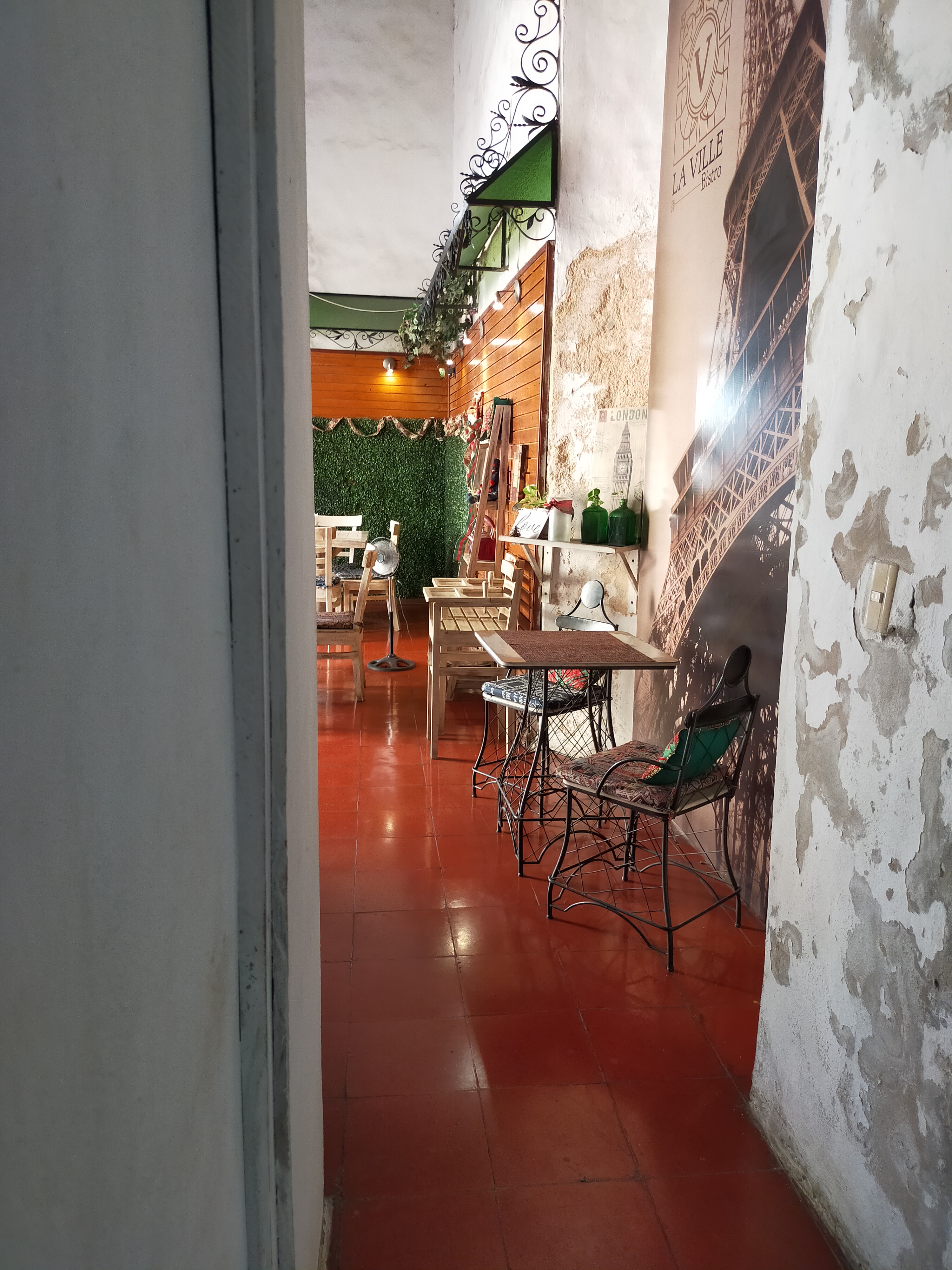 LA VILLE Bistro image 5