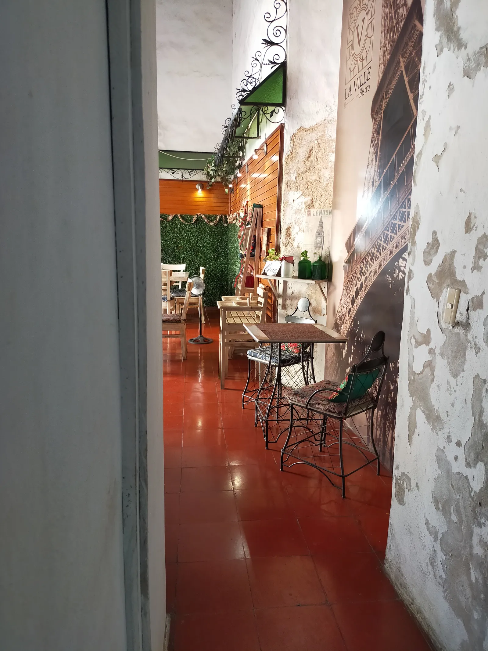 LA VILLE Bistro image 5