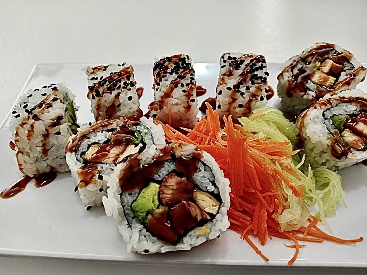 Zomos sushi & teriyaki image 4