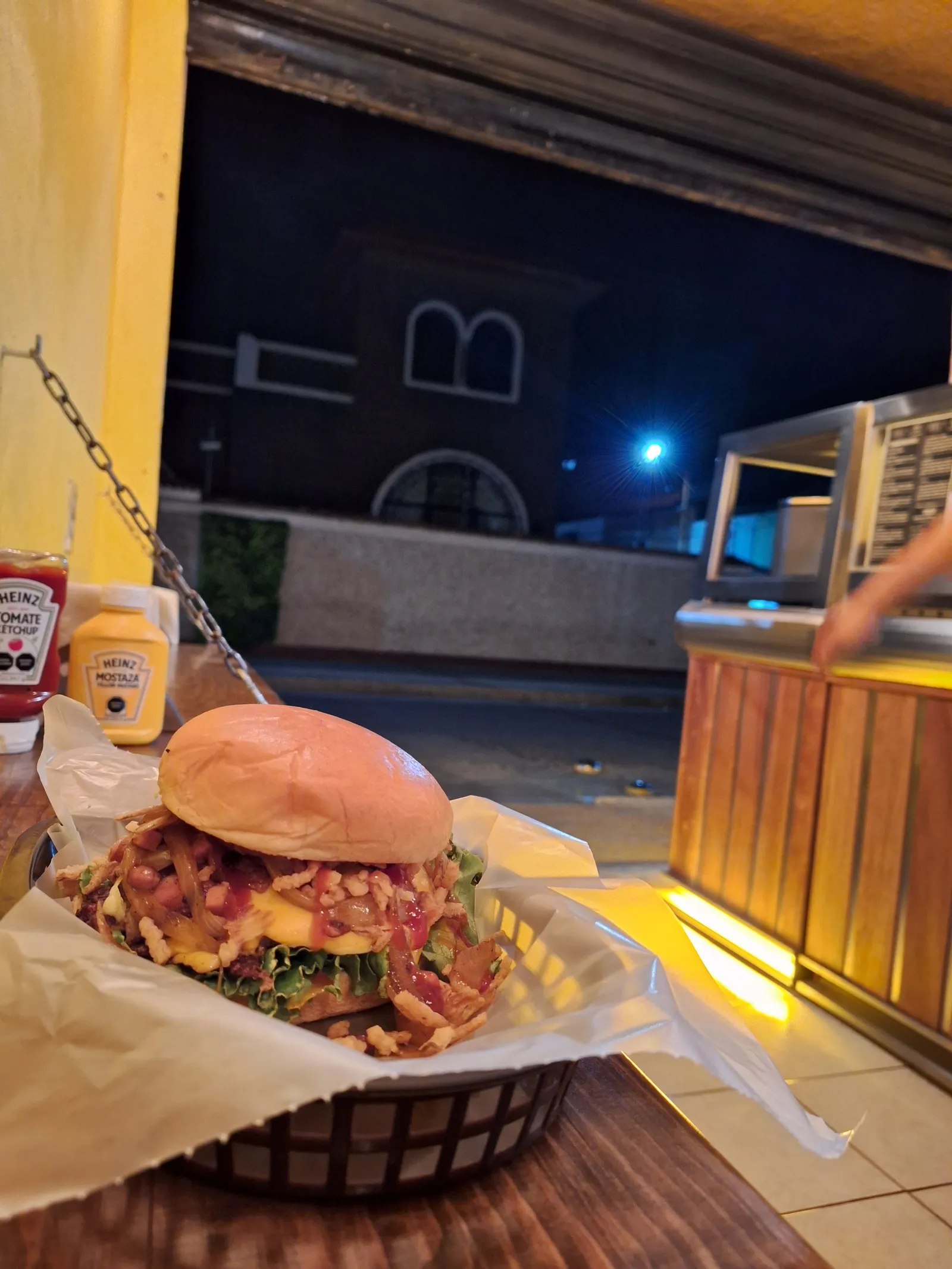 Erny's Burgers n' Wings image 9
