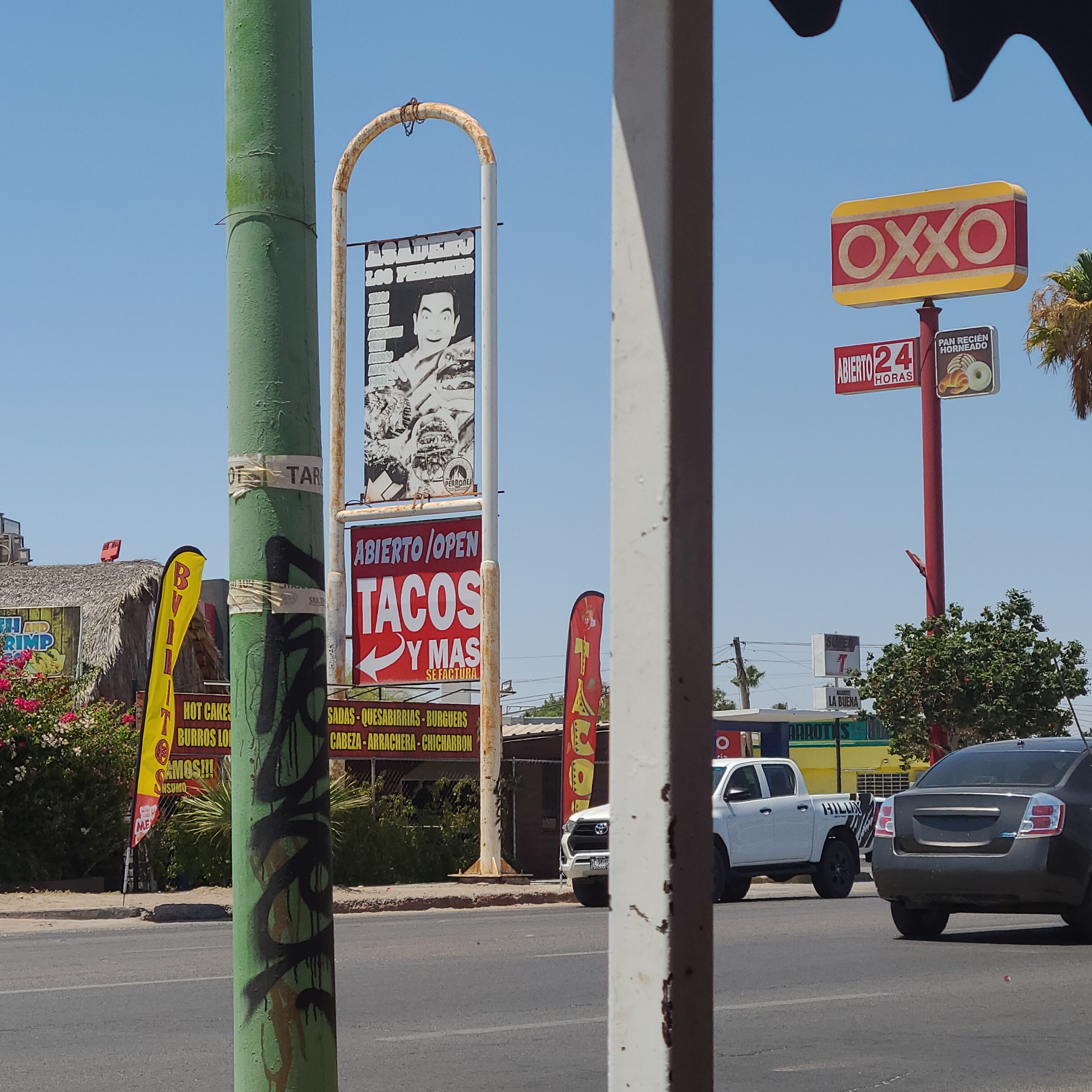 Los Perrones Ribs & Tacos Grill image 3