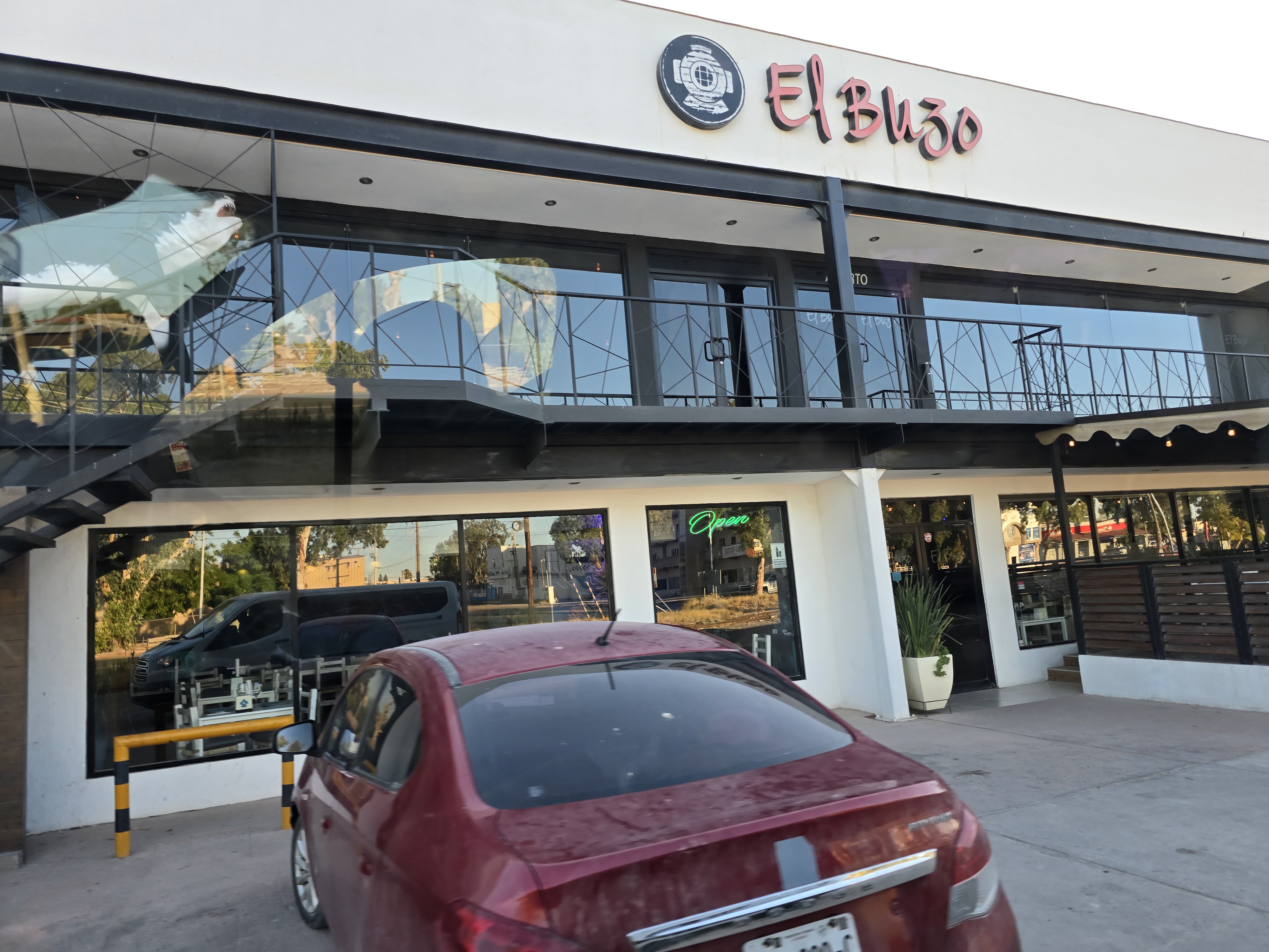 El Buzo Seafood and Beer image 1