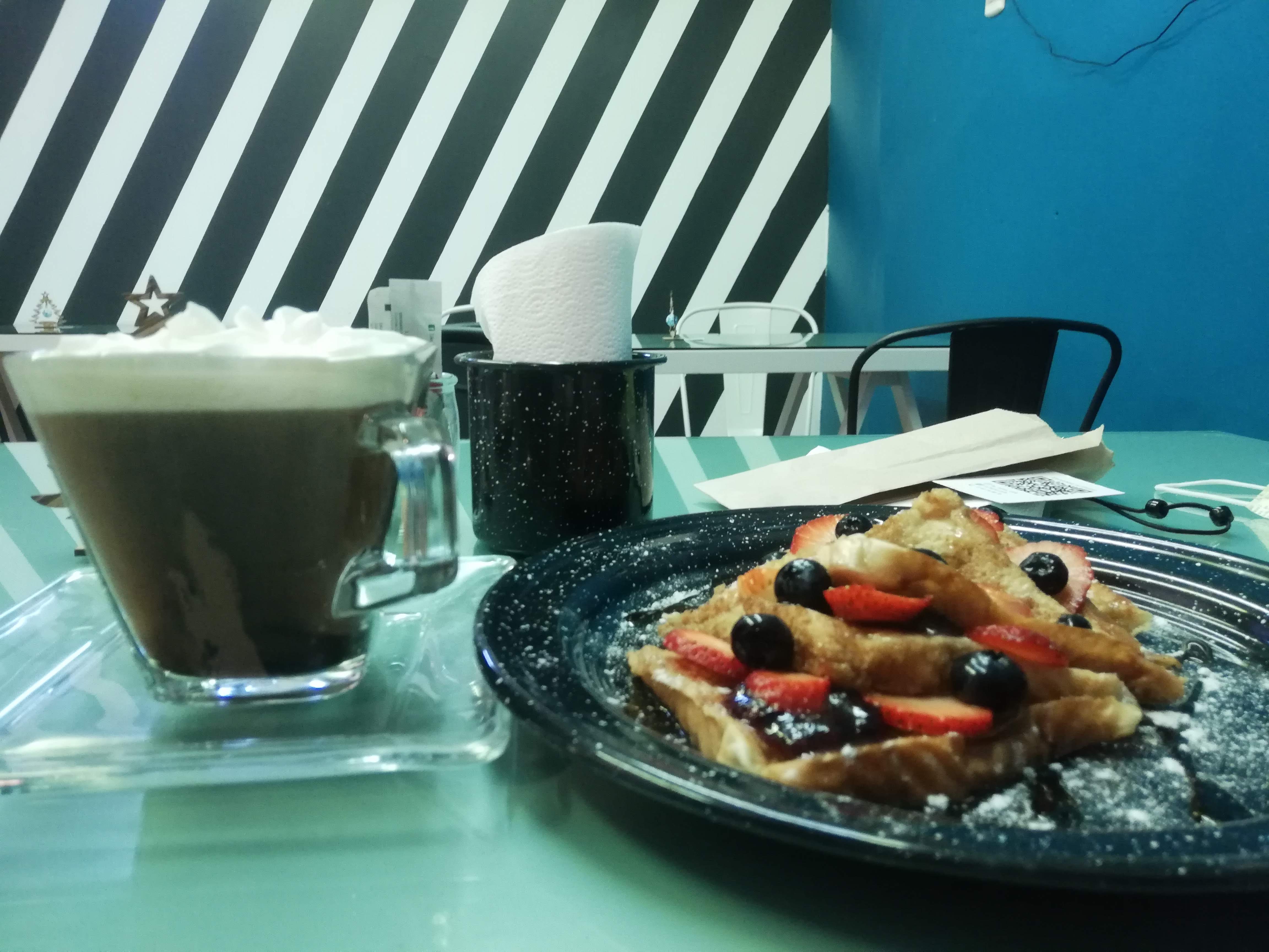 La Reina Cafetería image 6