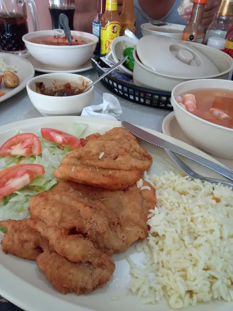 Pelicanos Restaurant image 3
