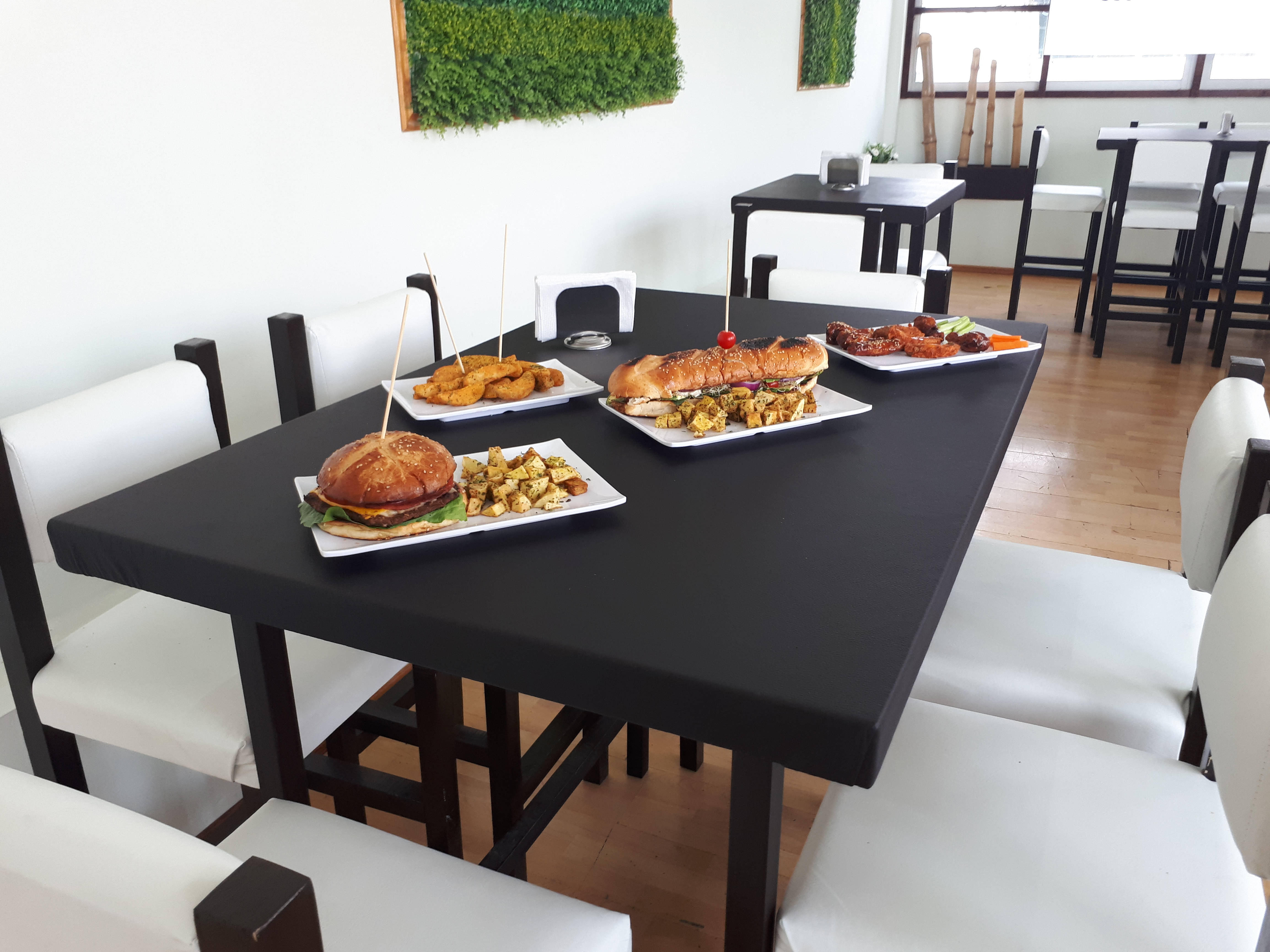 pug's wings & burguers image 1