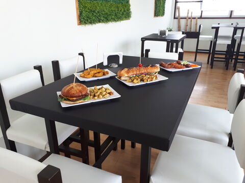 pug's wings & burguers image 1