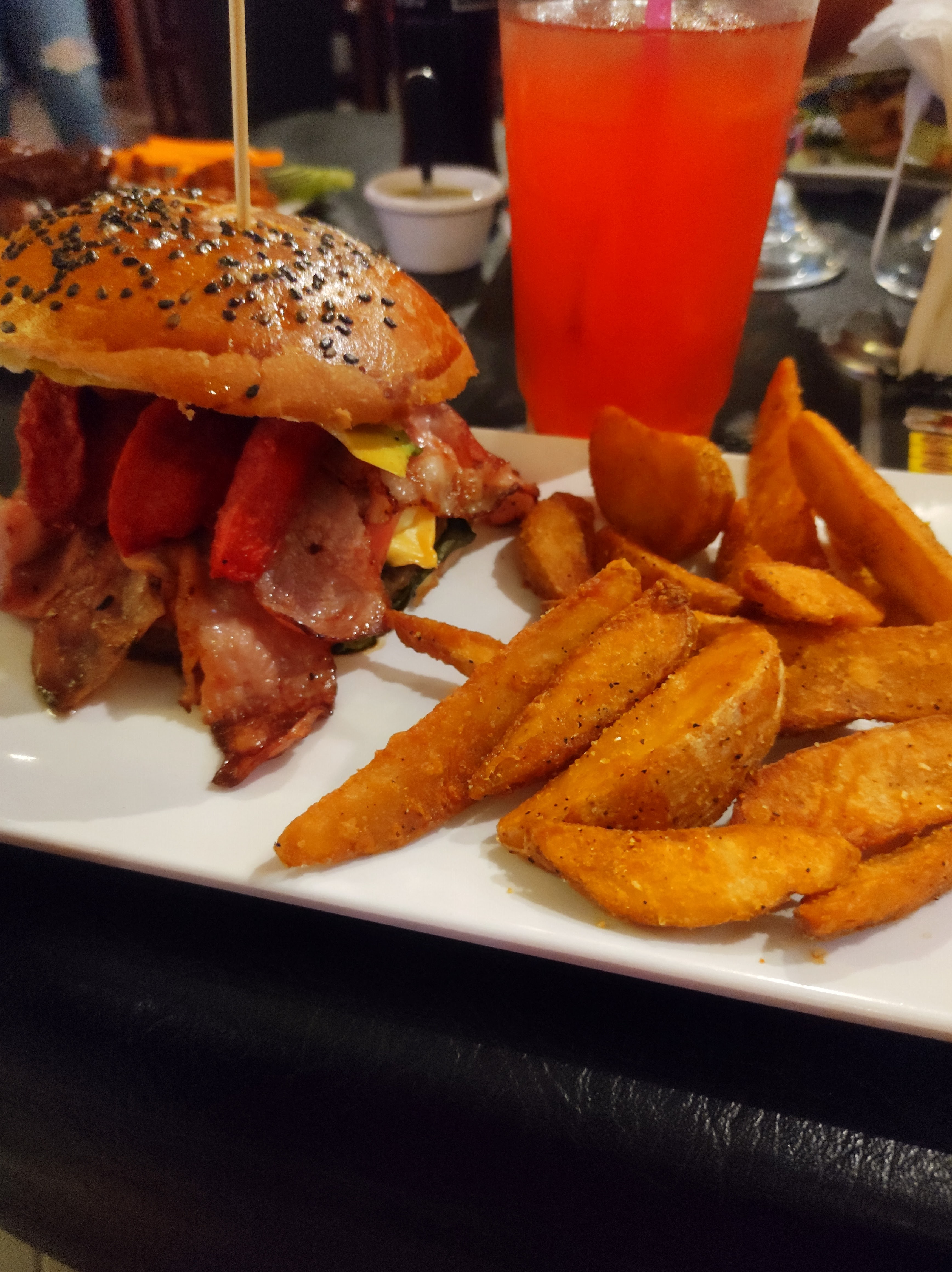 pug's wings & burguers image 3