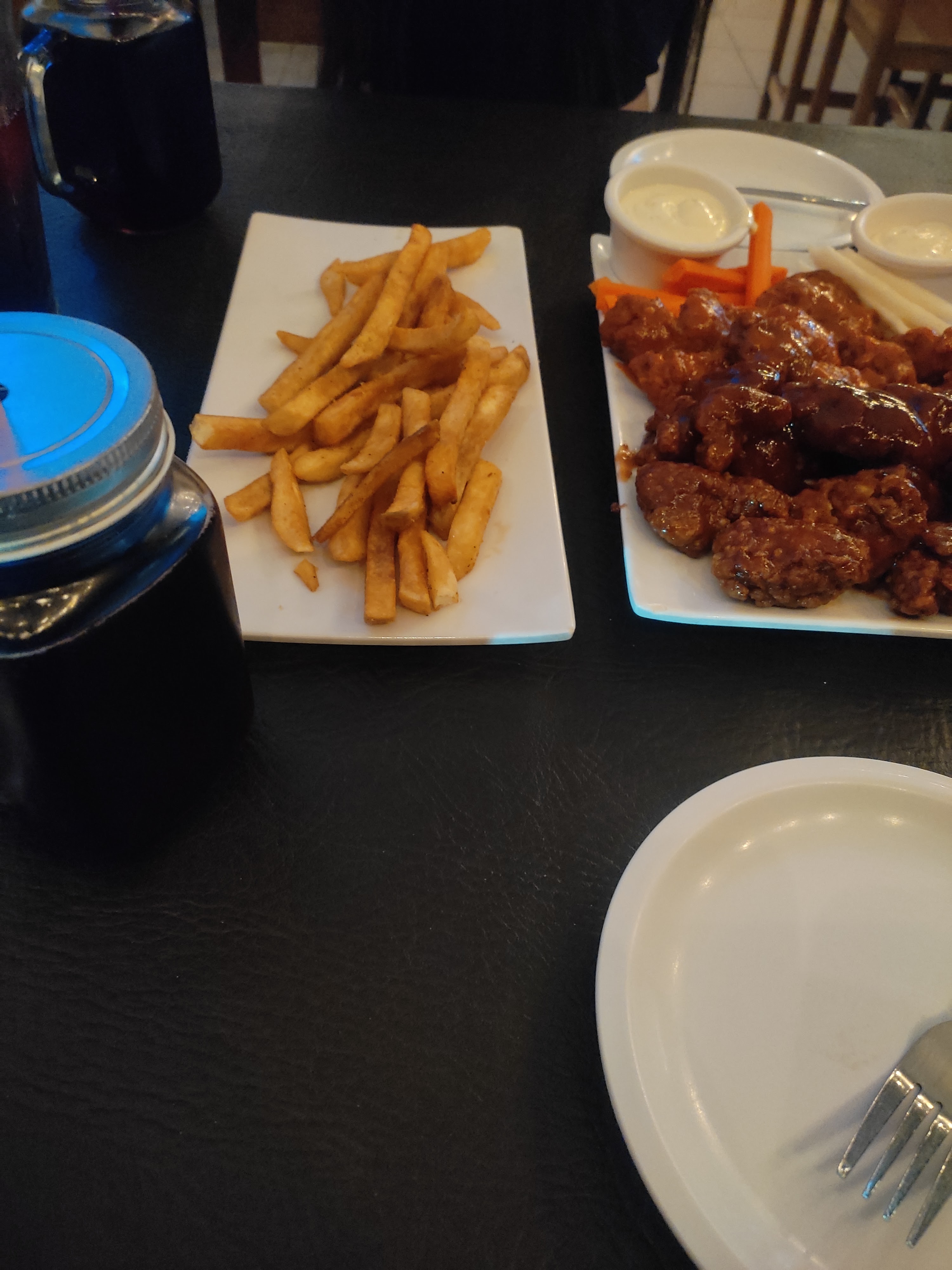 pug's wings & burguers image 4