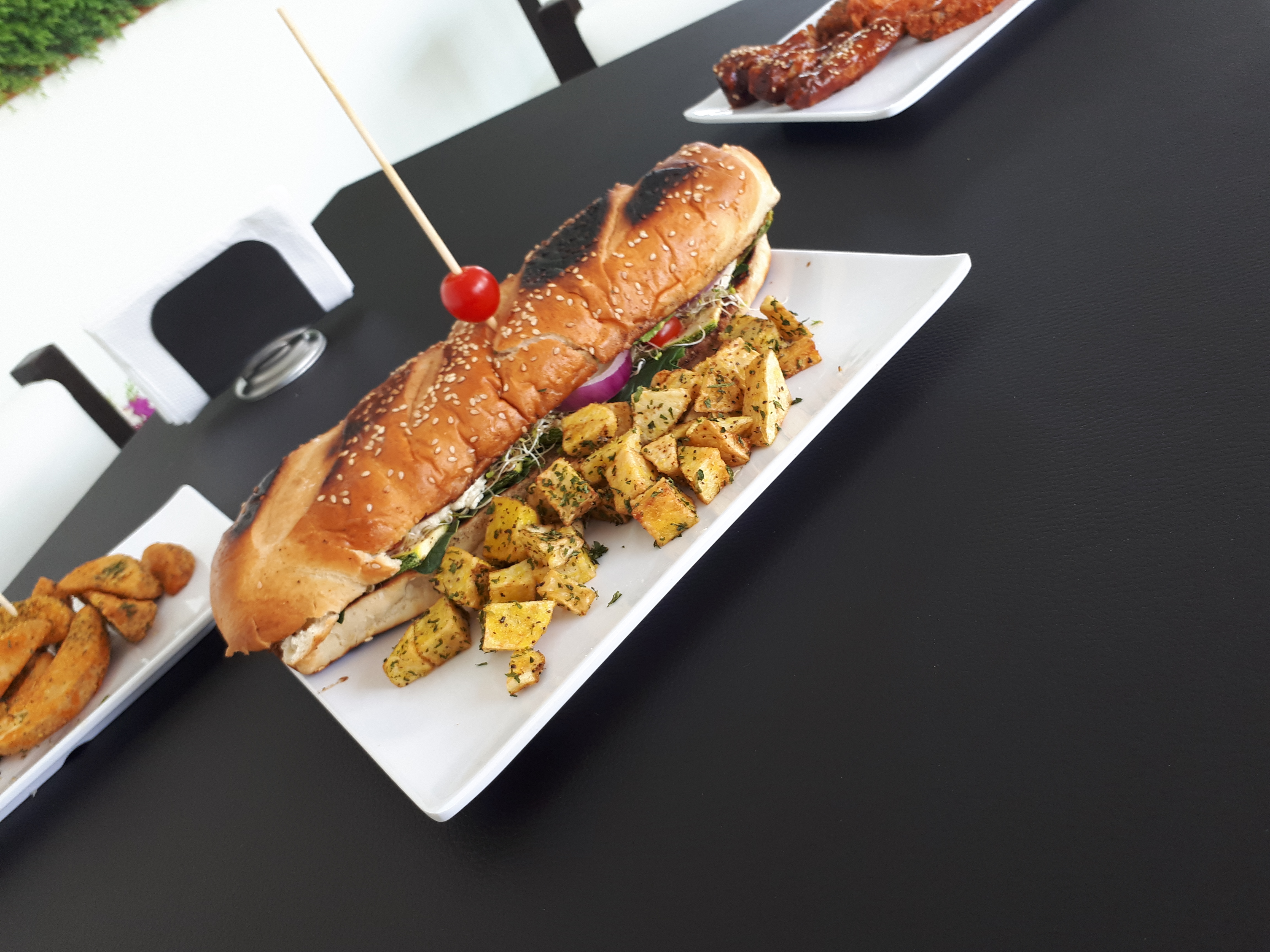 pug's wings & burguers image 8