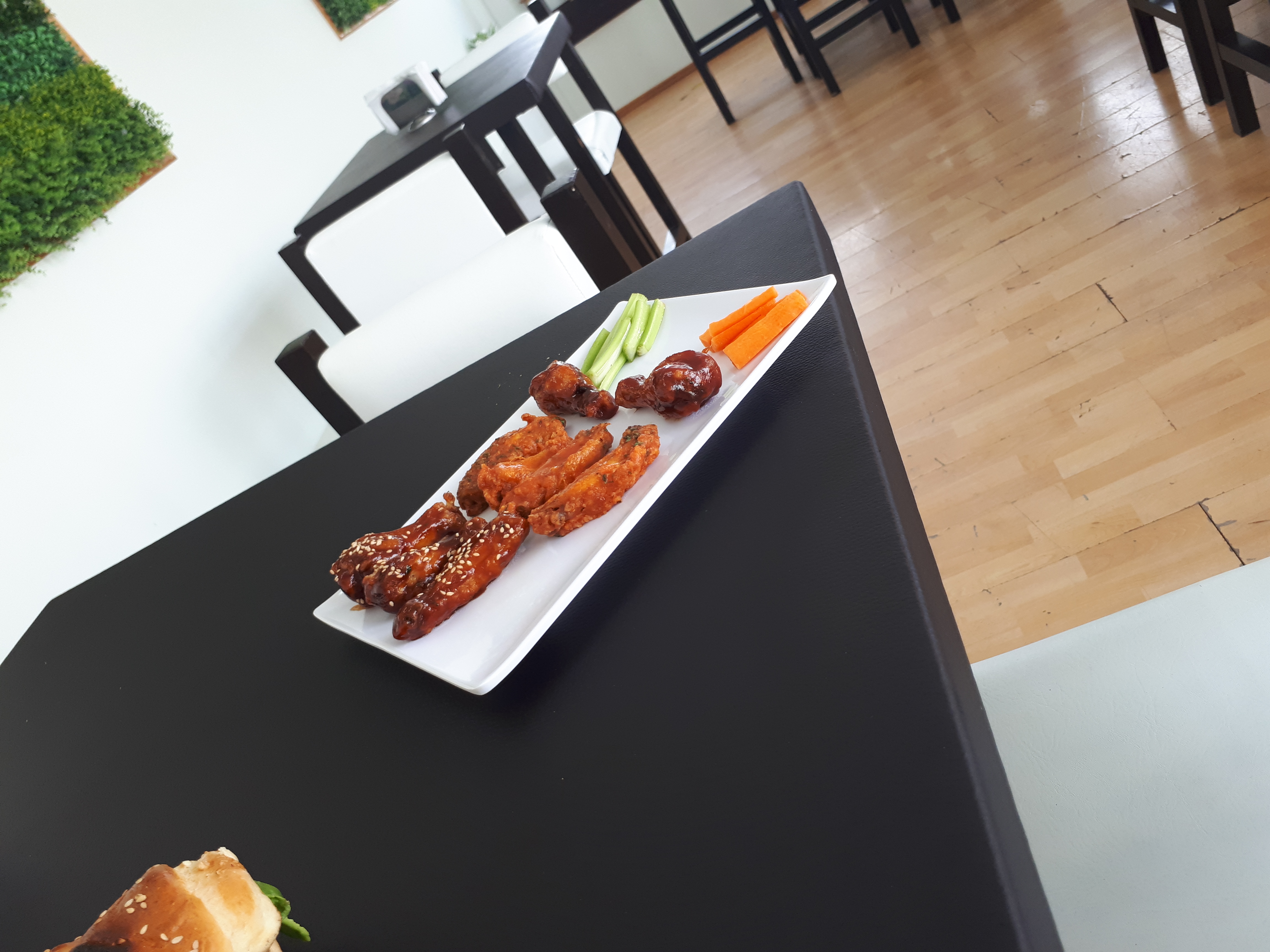 pug's wings & burguers image 10