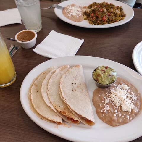 Los Arcos Cocina & Café image 2