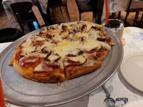 Que Pizza image 2