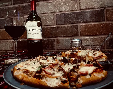 Que Pizza image 6