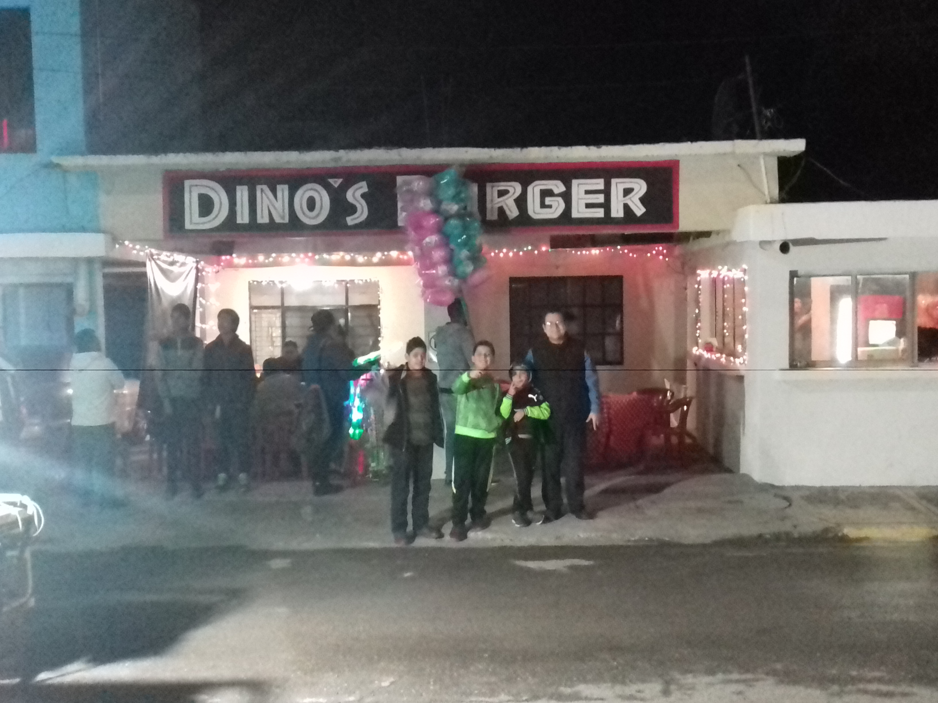 Dinos Burguer image 7