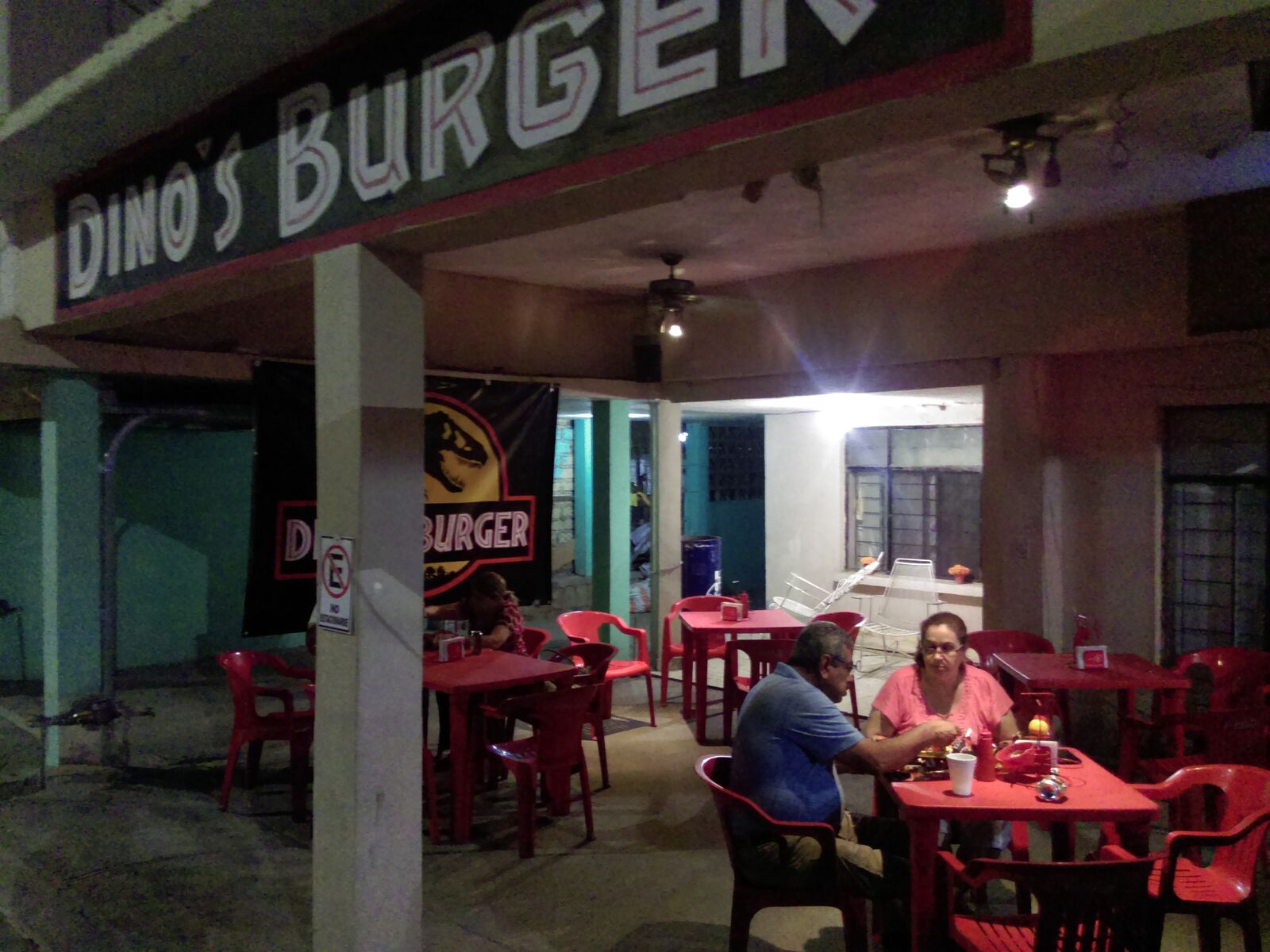 Dinos Burguer image 8