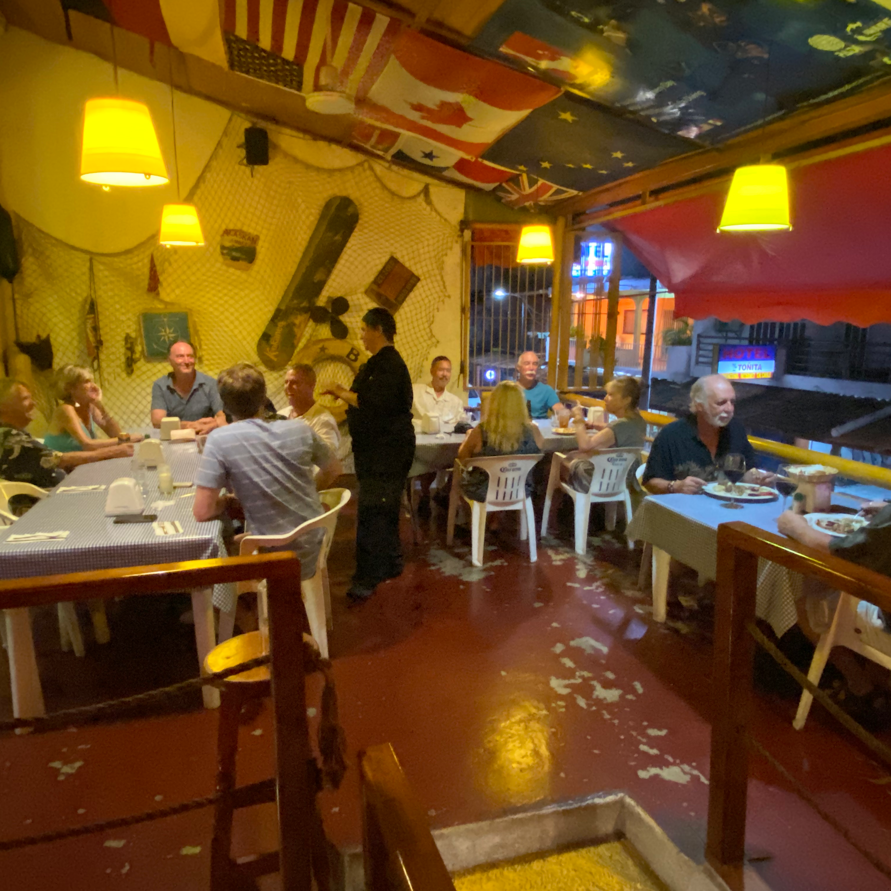 La Hija del Capitan / Bar La Playa image 4