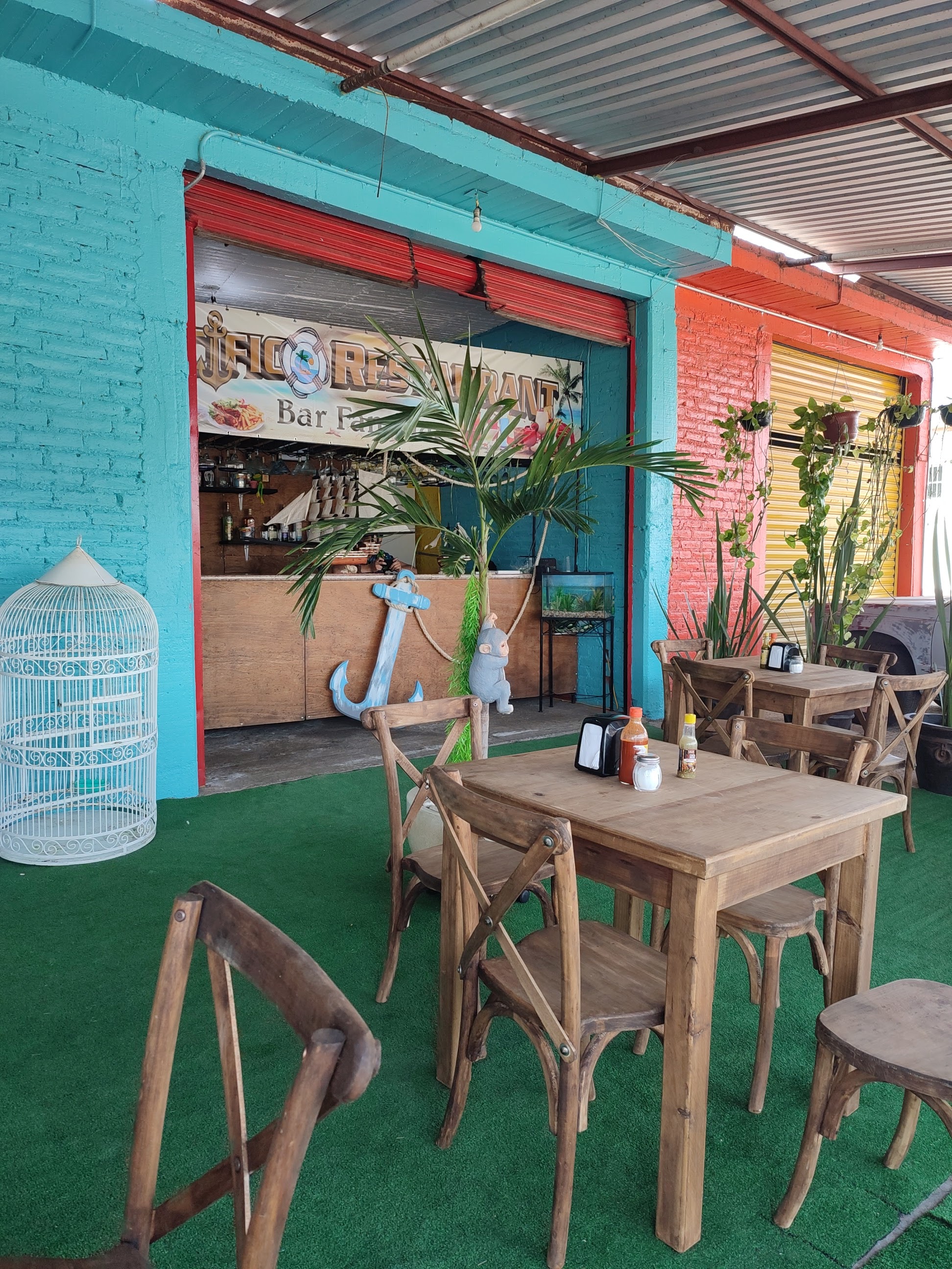 Pacific Restaurant Bar Familiar image 6