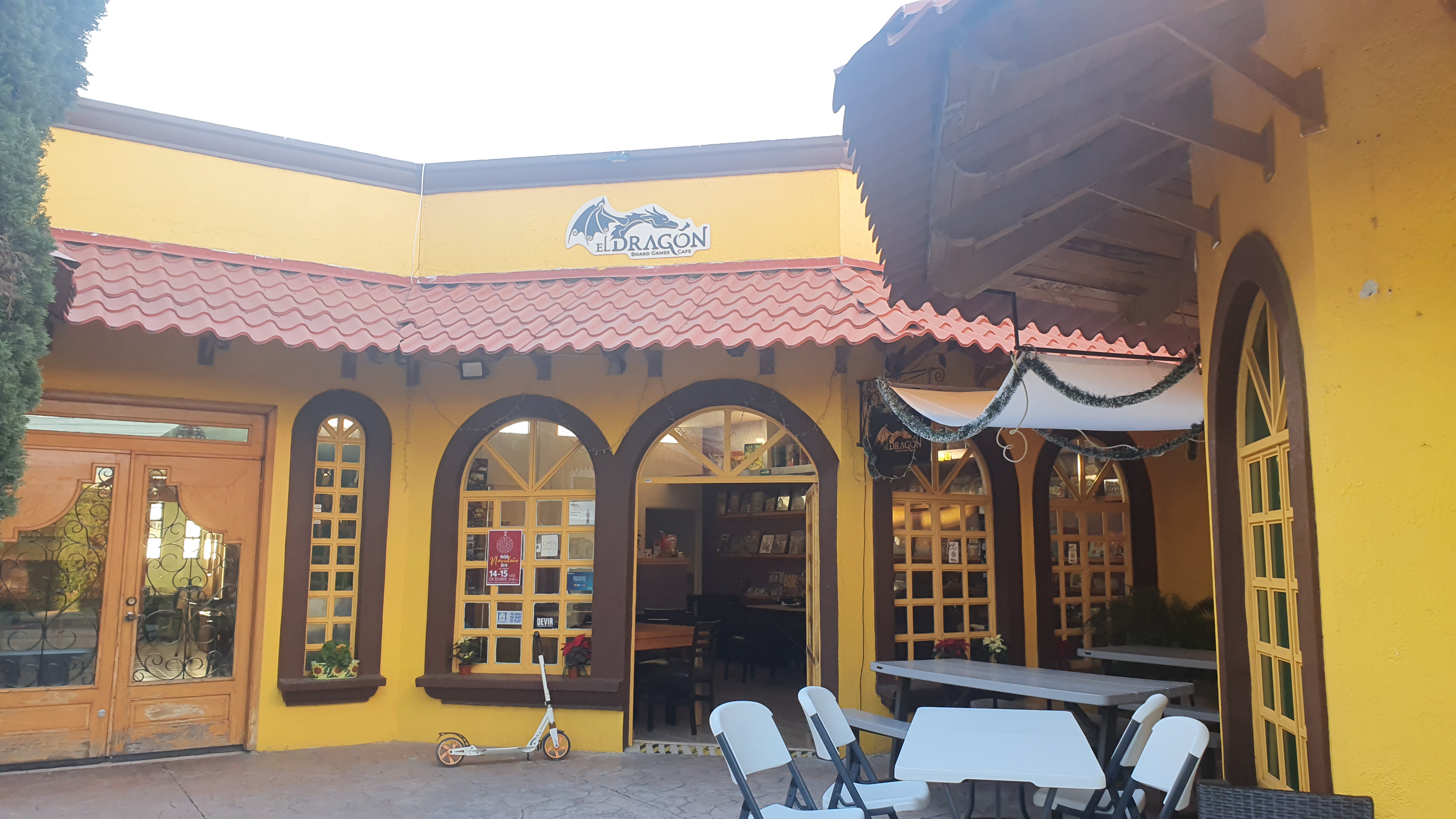 El Dragón Board Games & Grill image 5