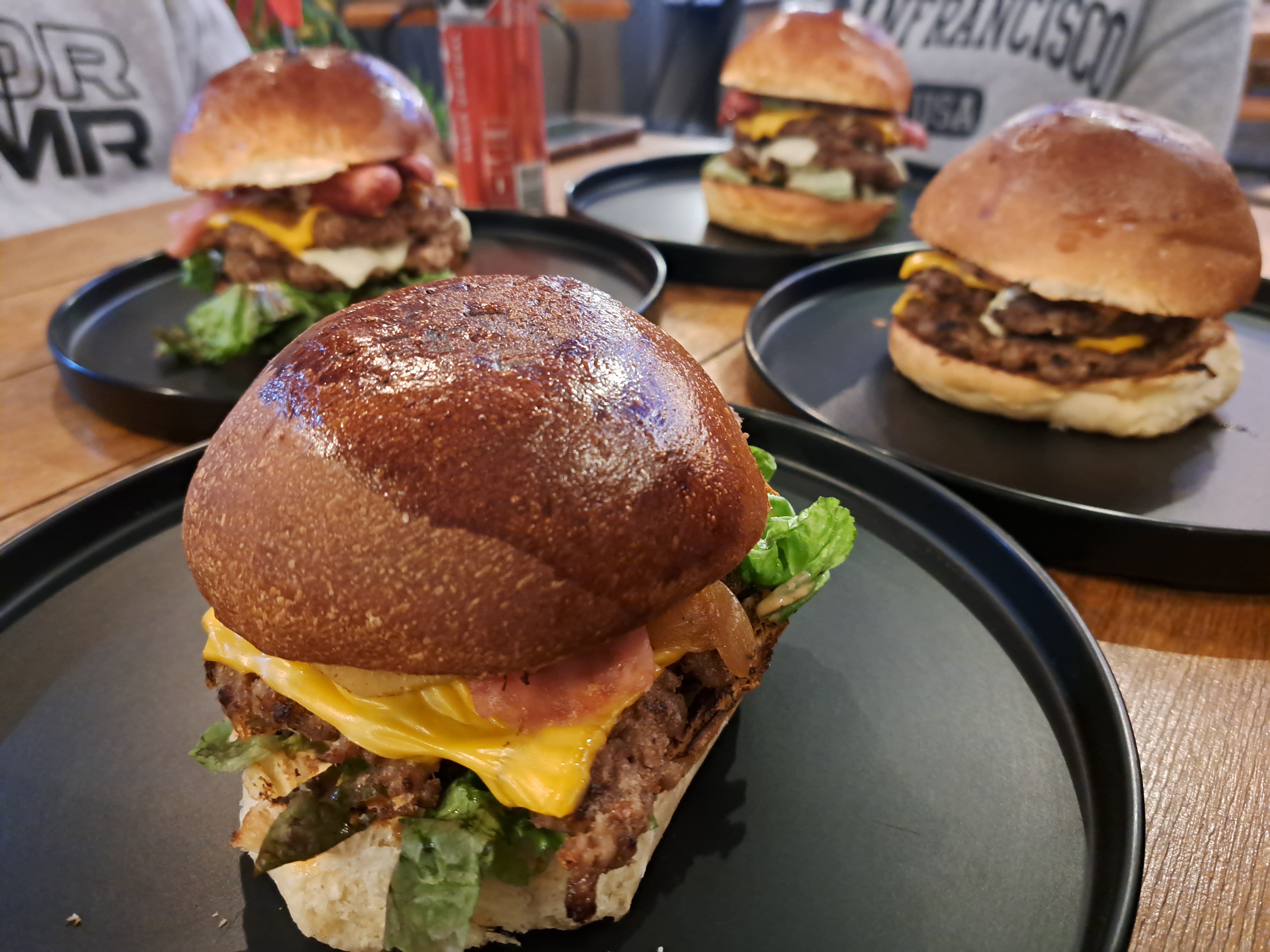 La Tribu burger house image 2