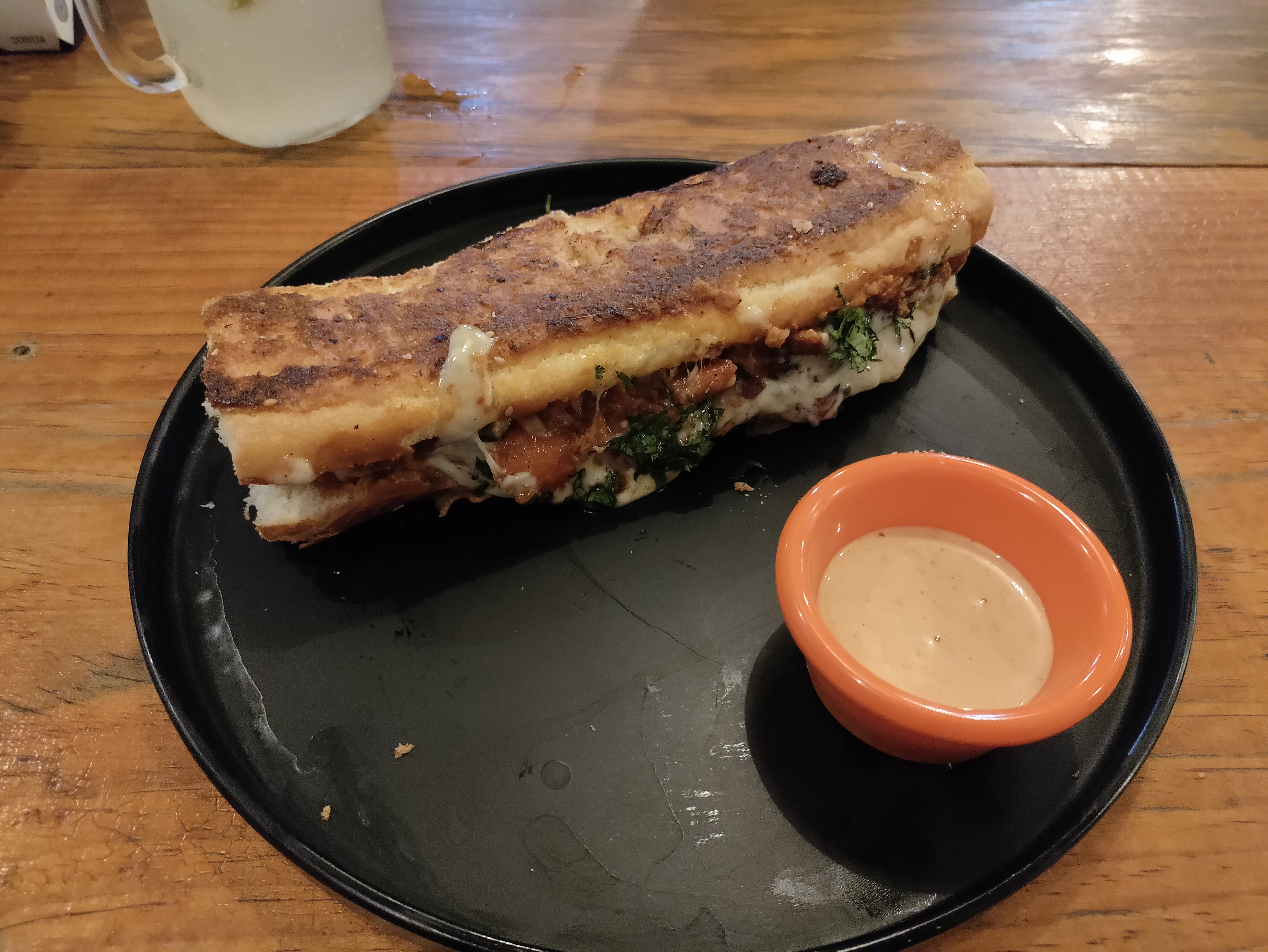 La Tribu burger house image 3