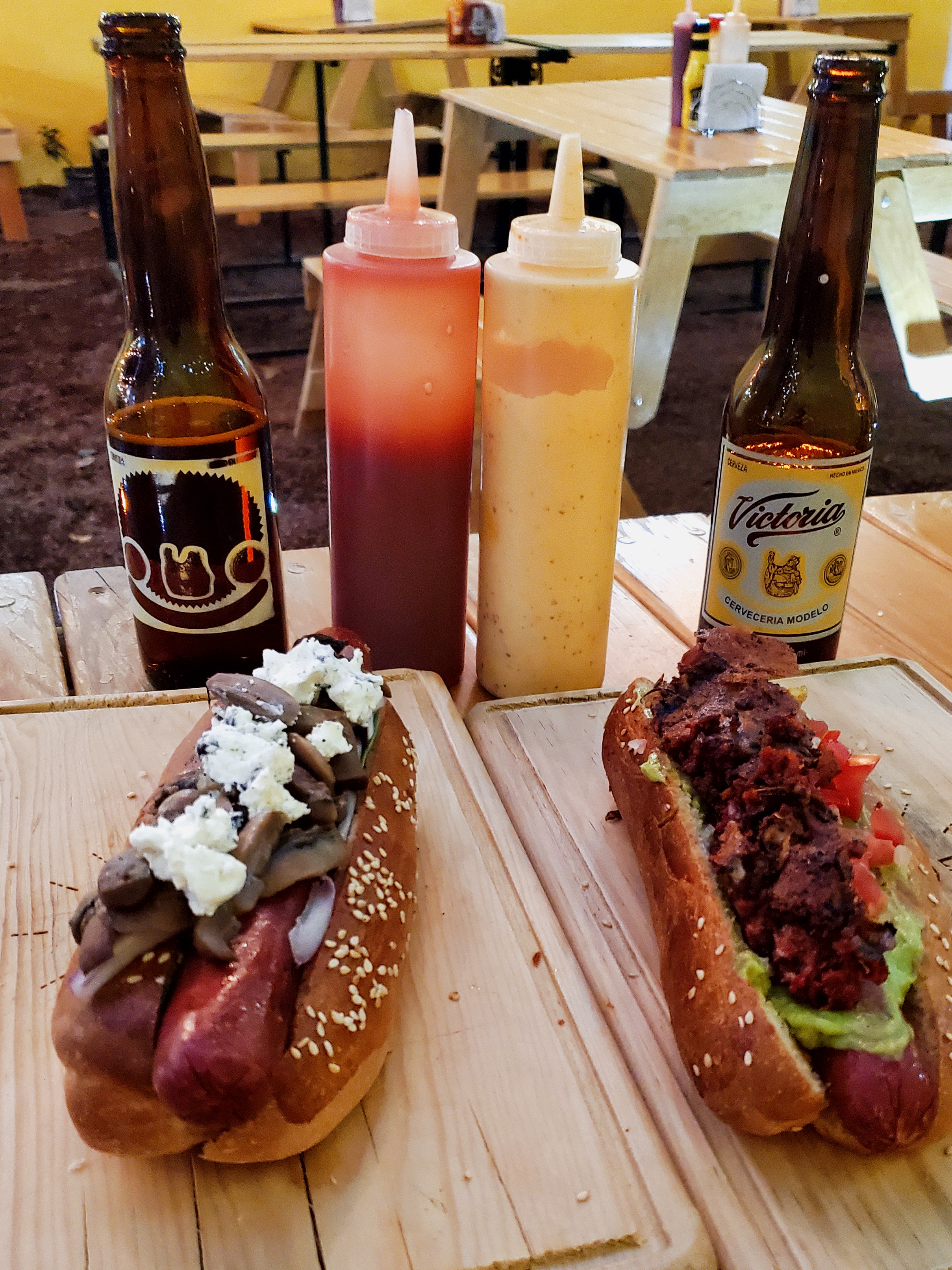 La Tribu burger house image 9