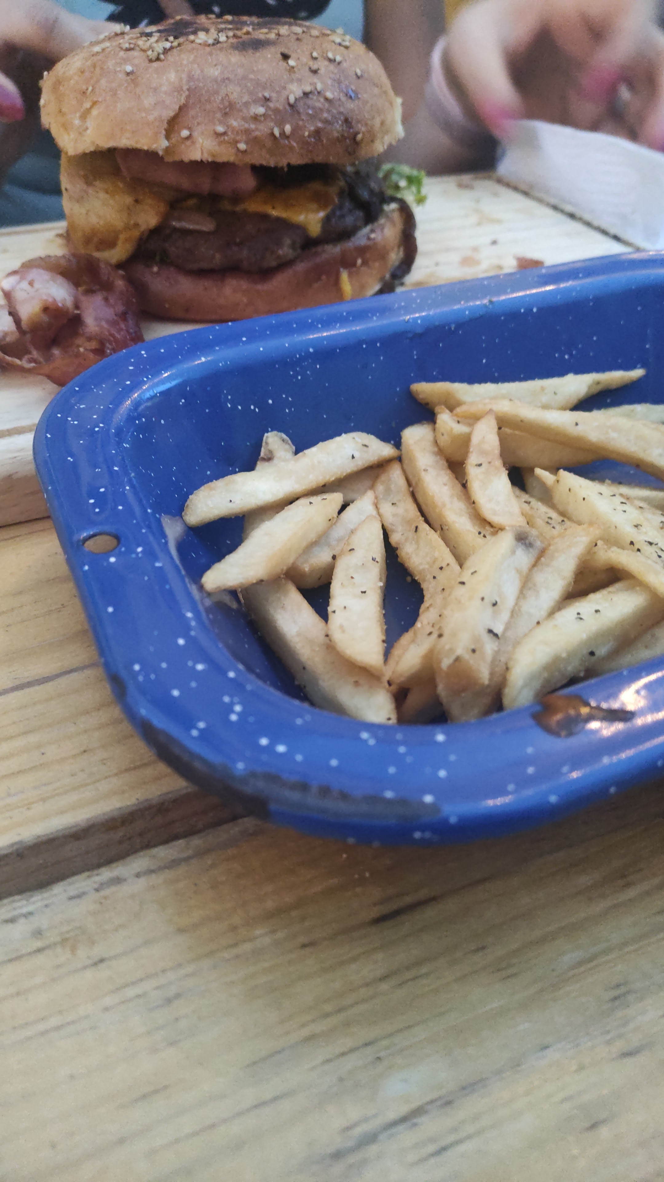 La Tribu burger house image 10