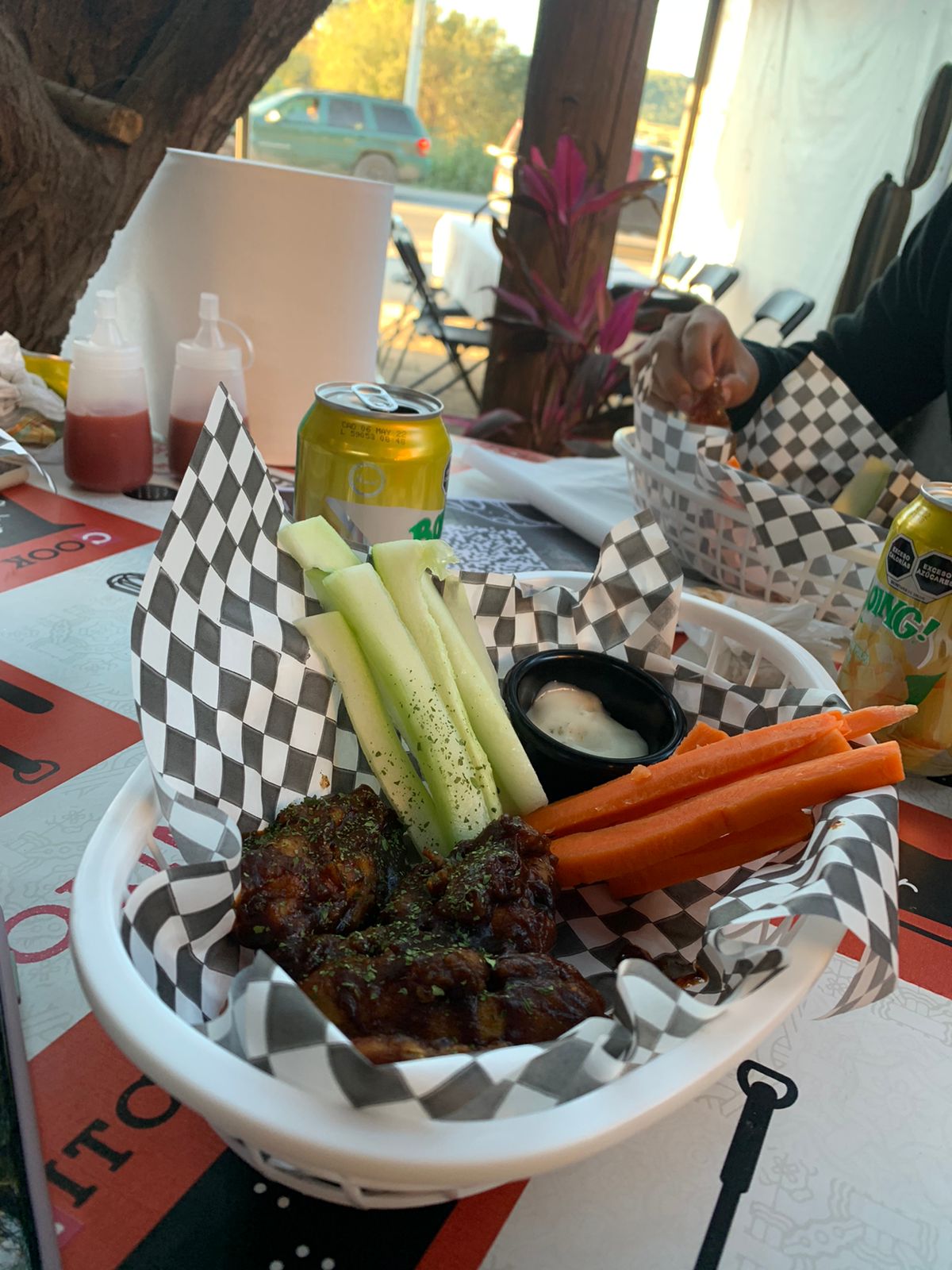 El Bisonte. Pizza y alitas image 2