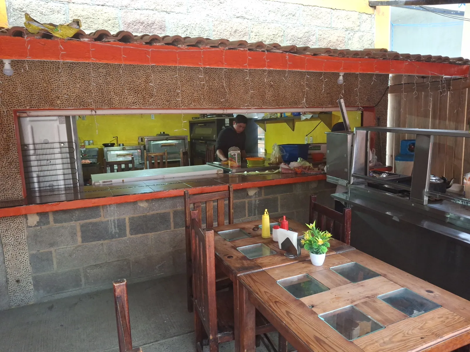 Tinos pizza image 9