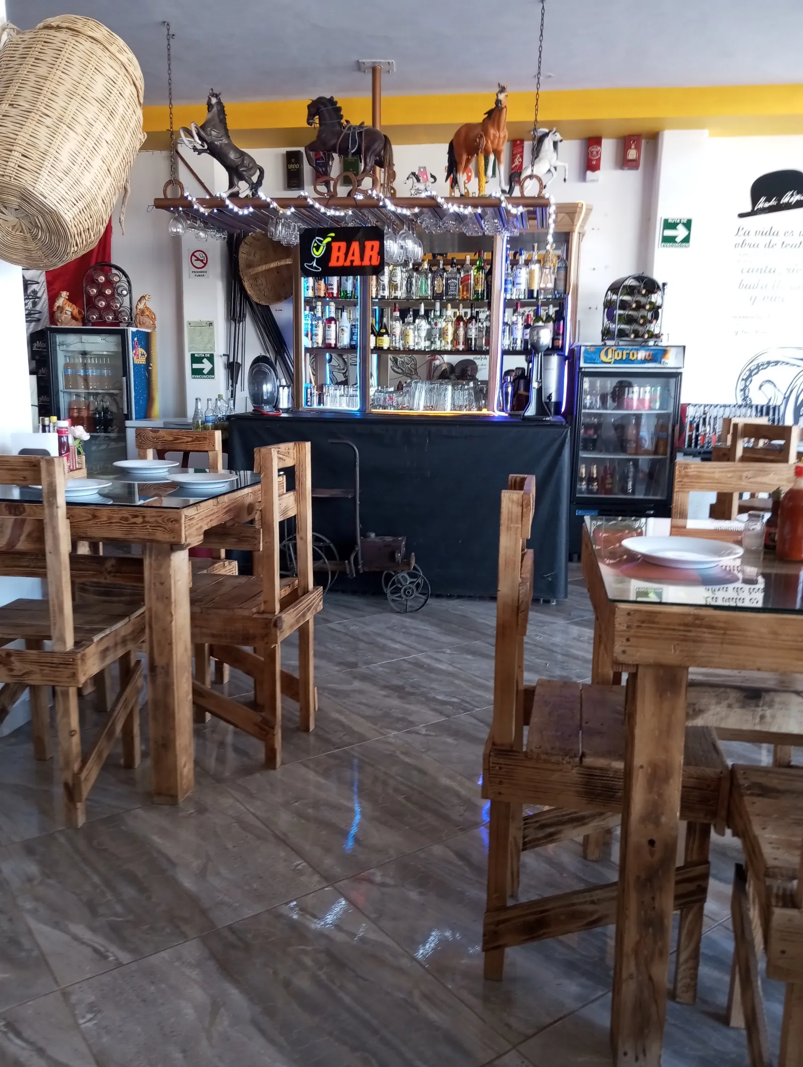Mariscos bar los caballos image 4