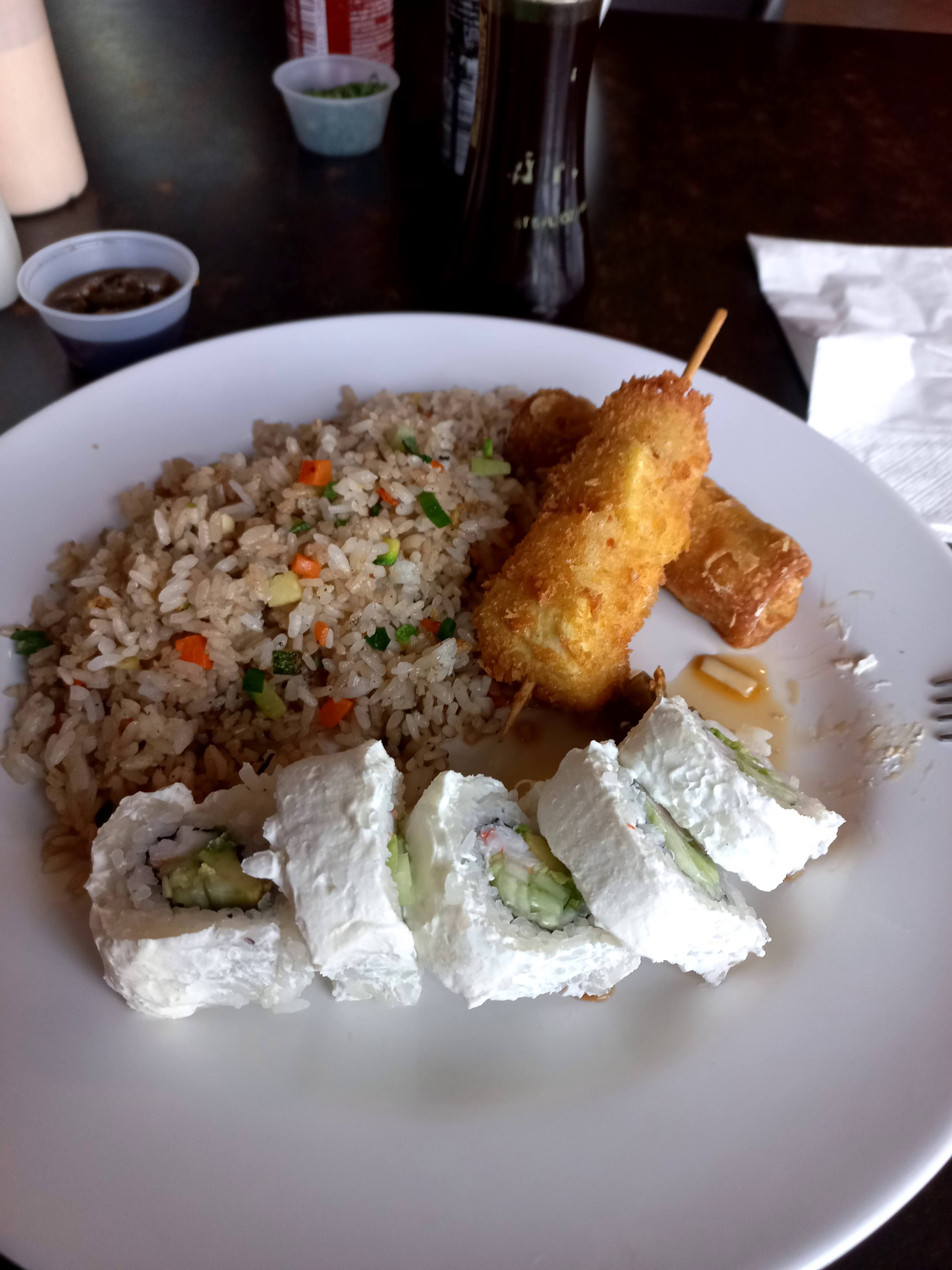 La Fusión Salads & Sushi image 7