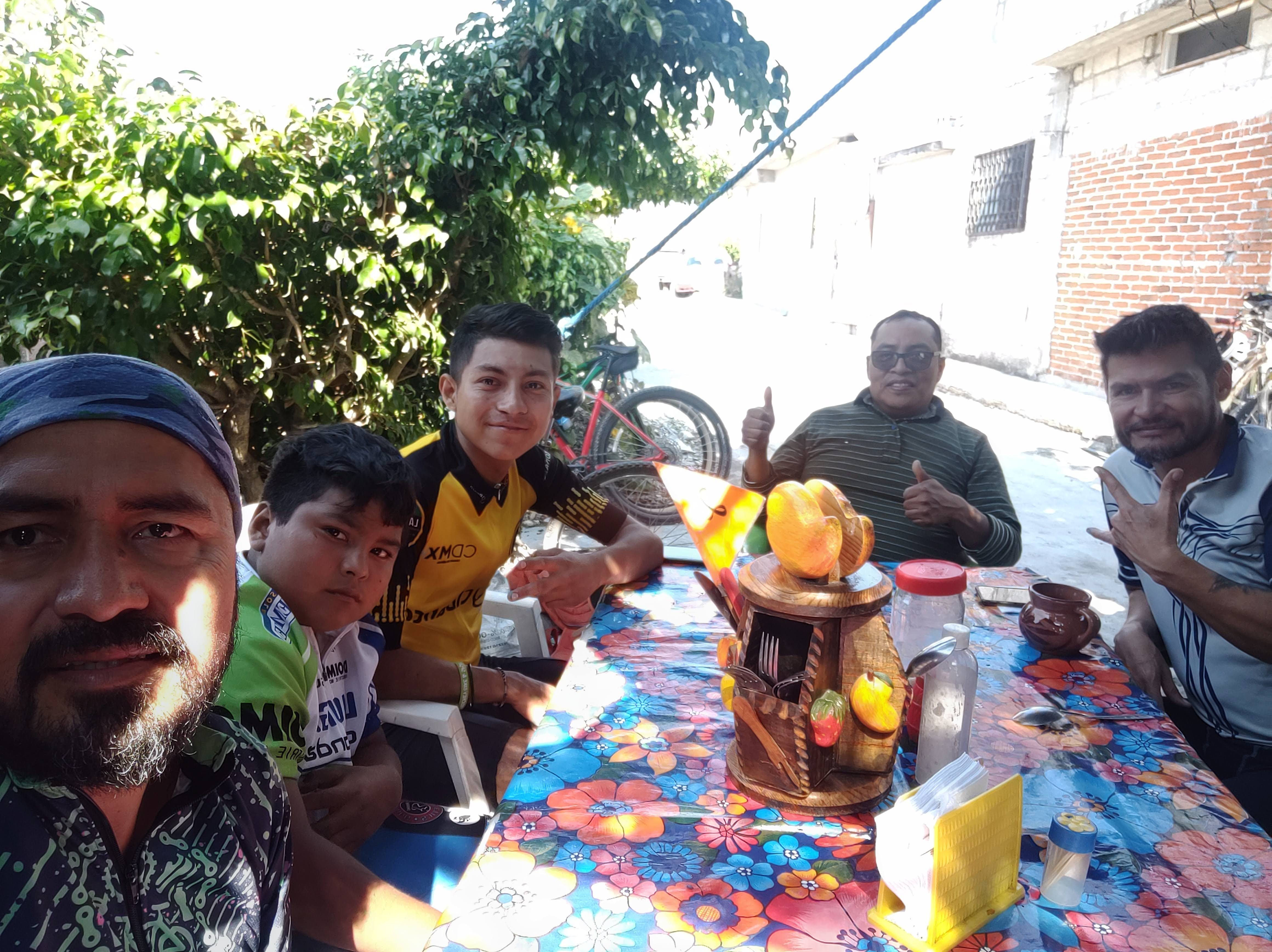 El Tlacoyo loco "las manitas" image 9