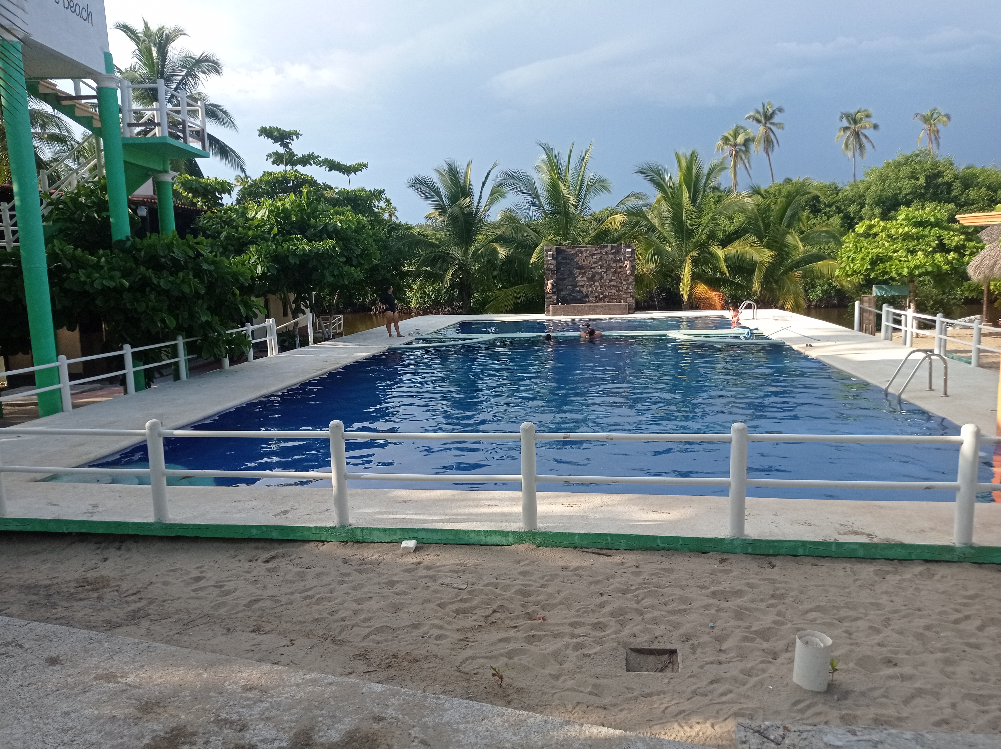 Cocos Beach Restaurante & Cabañas image 7