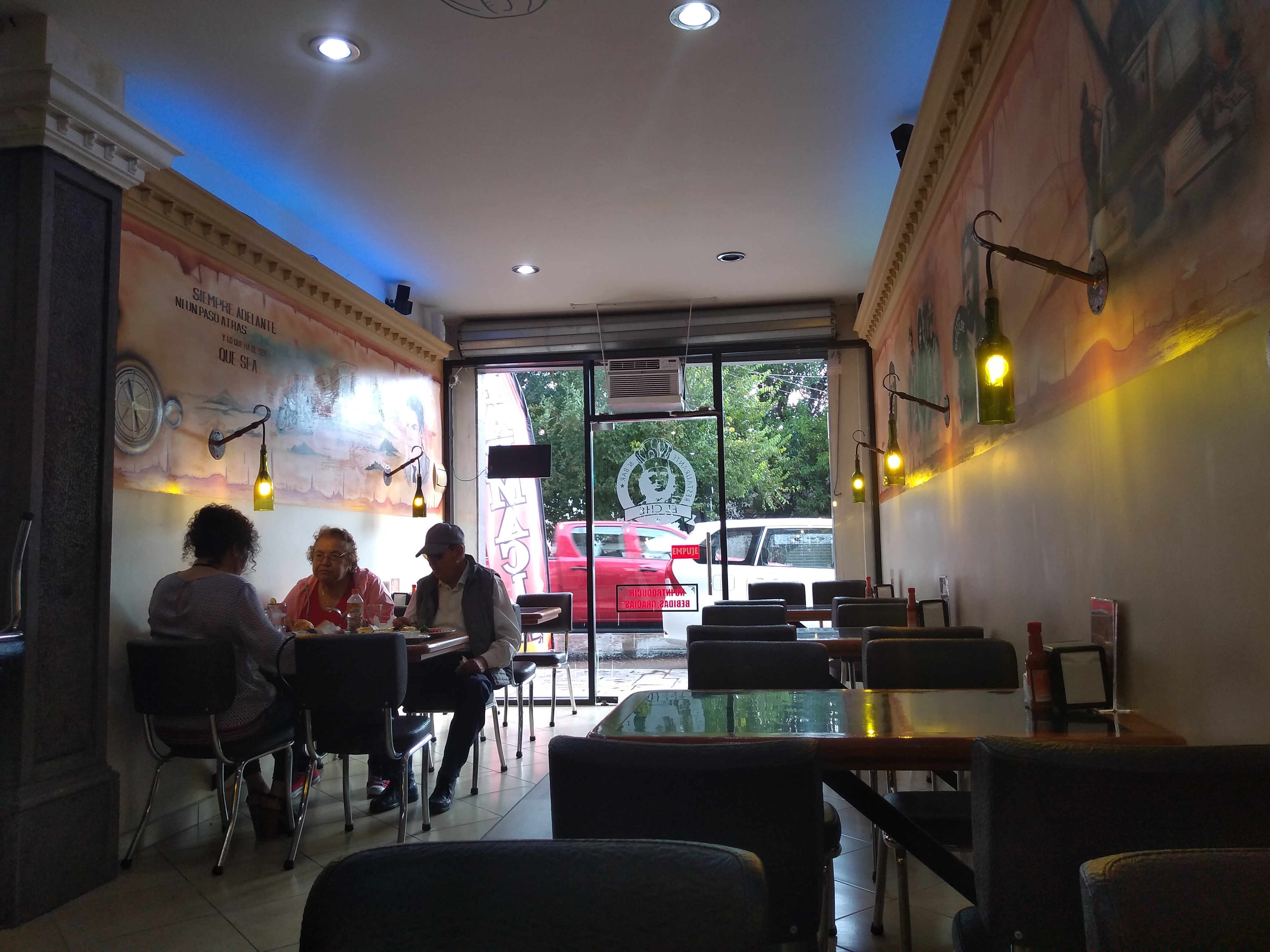 El Che Restaurante bar image 8