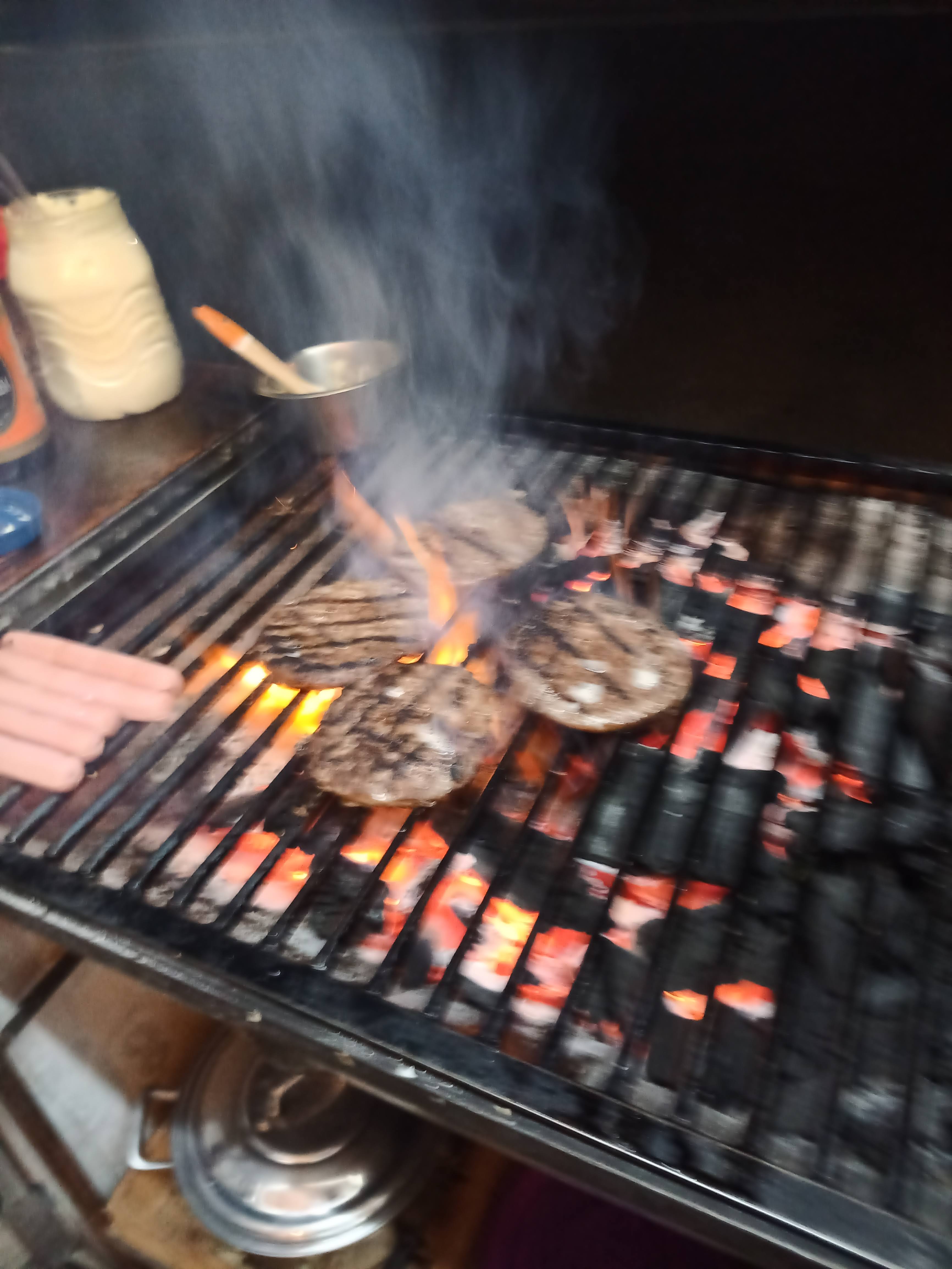 Hamburguesas al carbón Tony's image 4