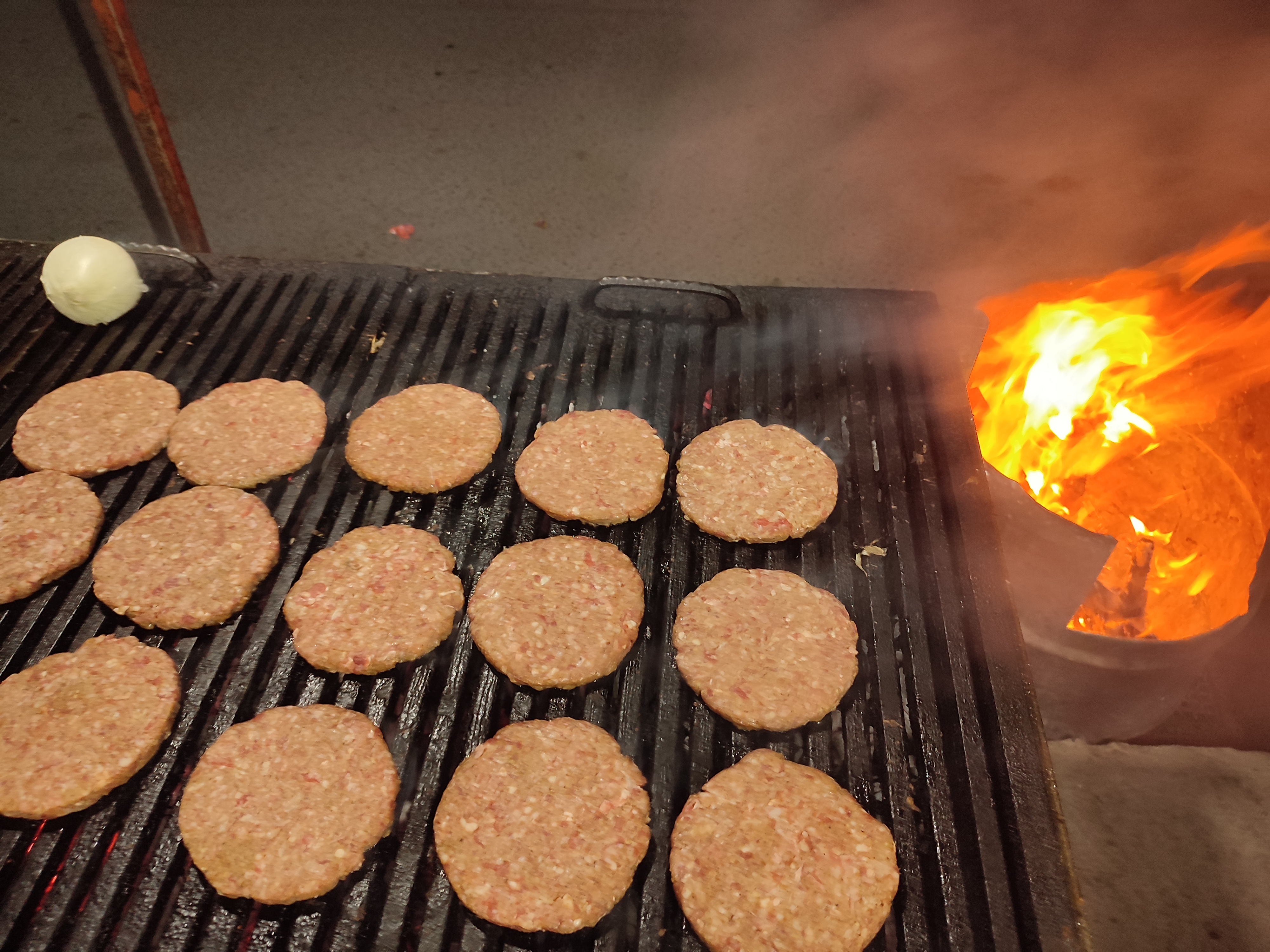 Hamburguesas al carbón "Boca de Leones" image 4