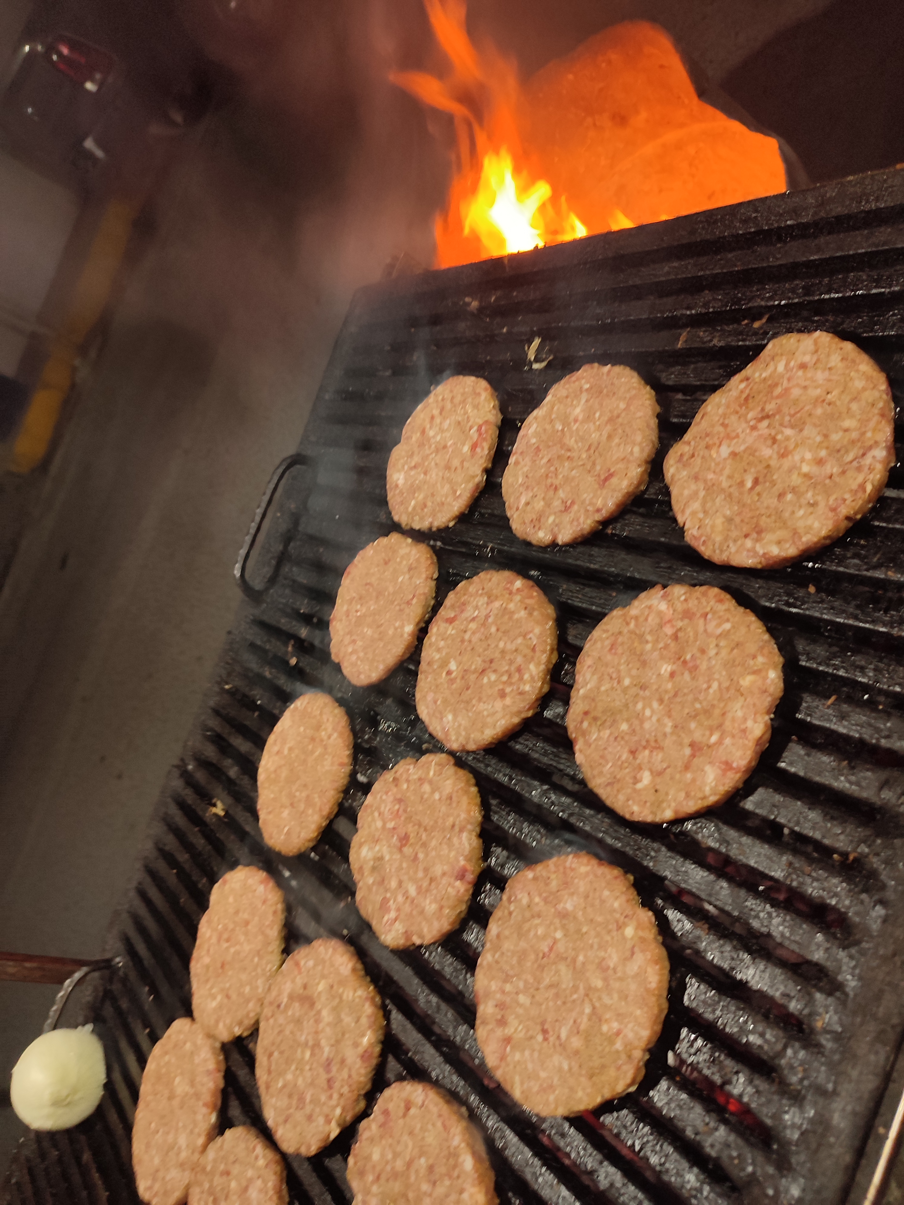 Hamburguesas al carbón "Boca de Leones" image 9