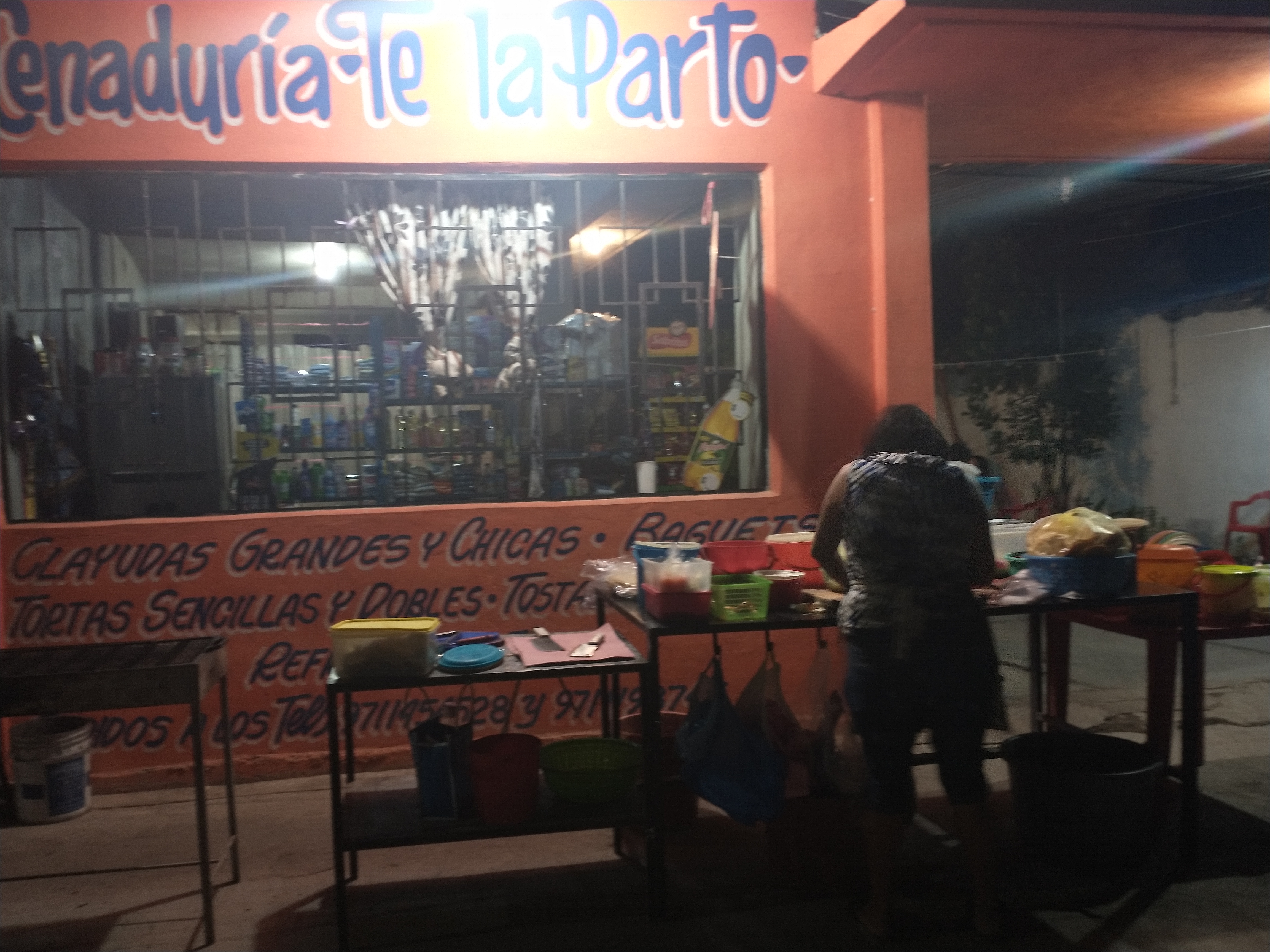 Cenaduria "Te La Parto" image 8