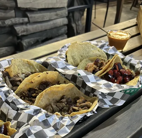 Tacos de cortes asados al carbón Victoria Sucursal Puerto Interior image 2