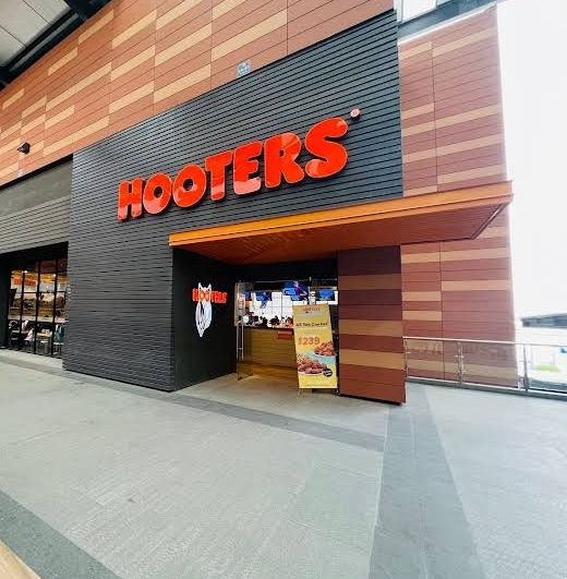 Hooters image 4