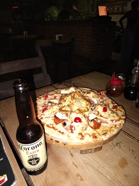 La Cabaña pizzas y alitas image 3