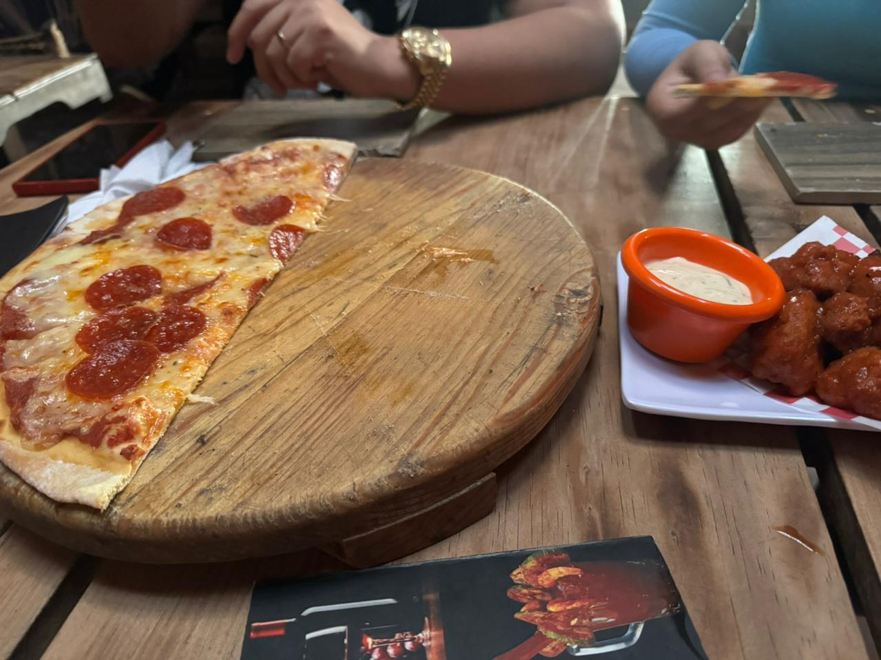 La Cabaña pizzas y alitas image 6