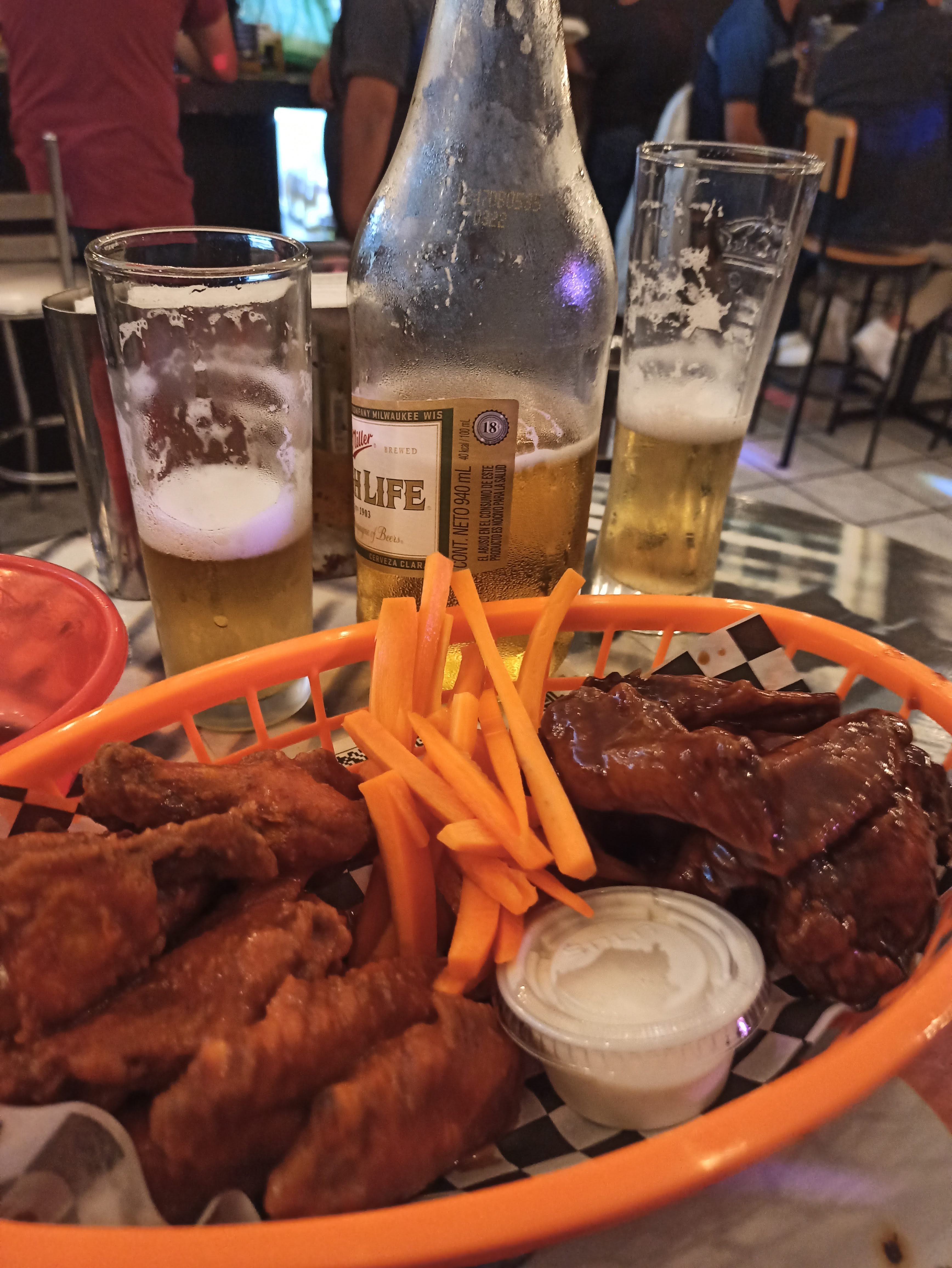 Micheladas & Alitas ''Entre Amigos'' image 1