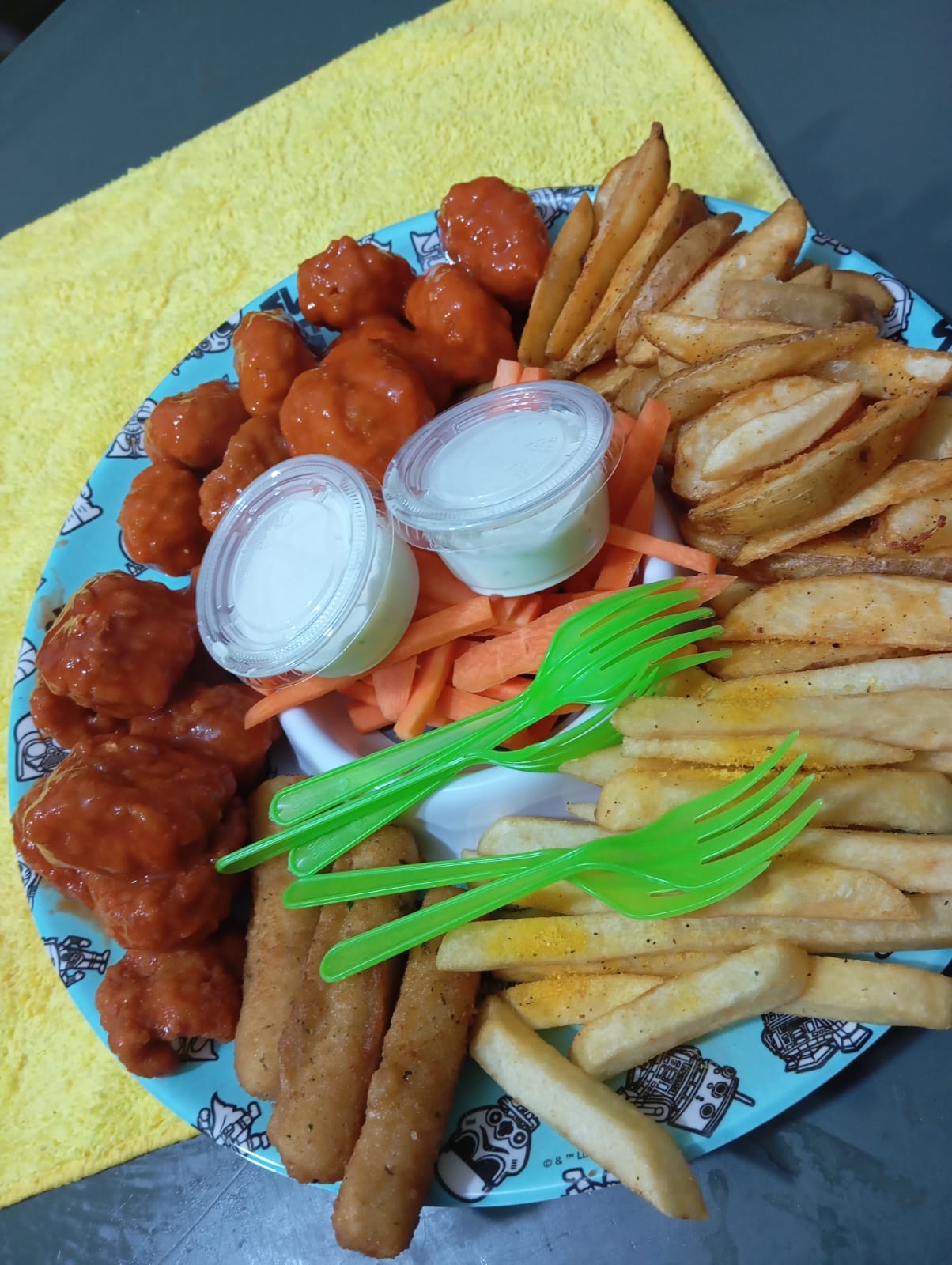 Micheladas & Alitas ''Entre Amigos'' image 3