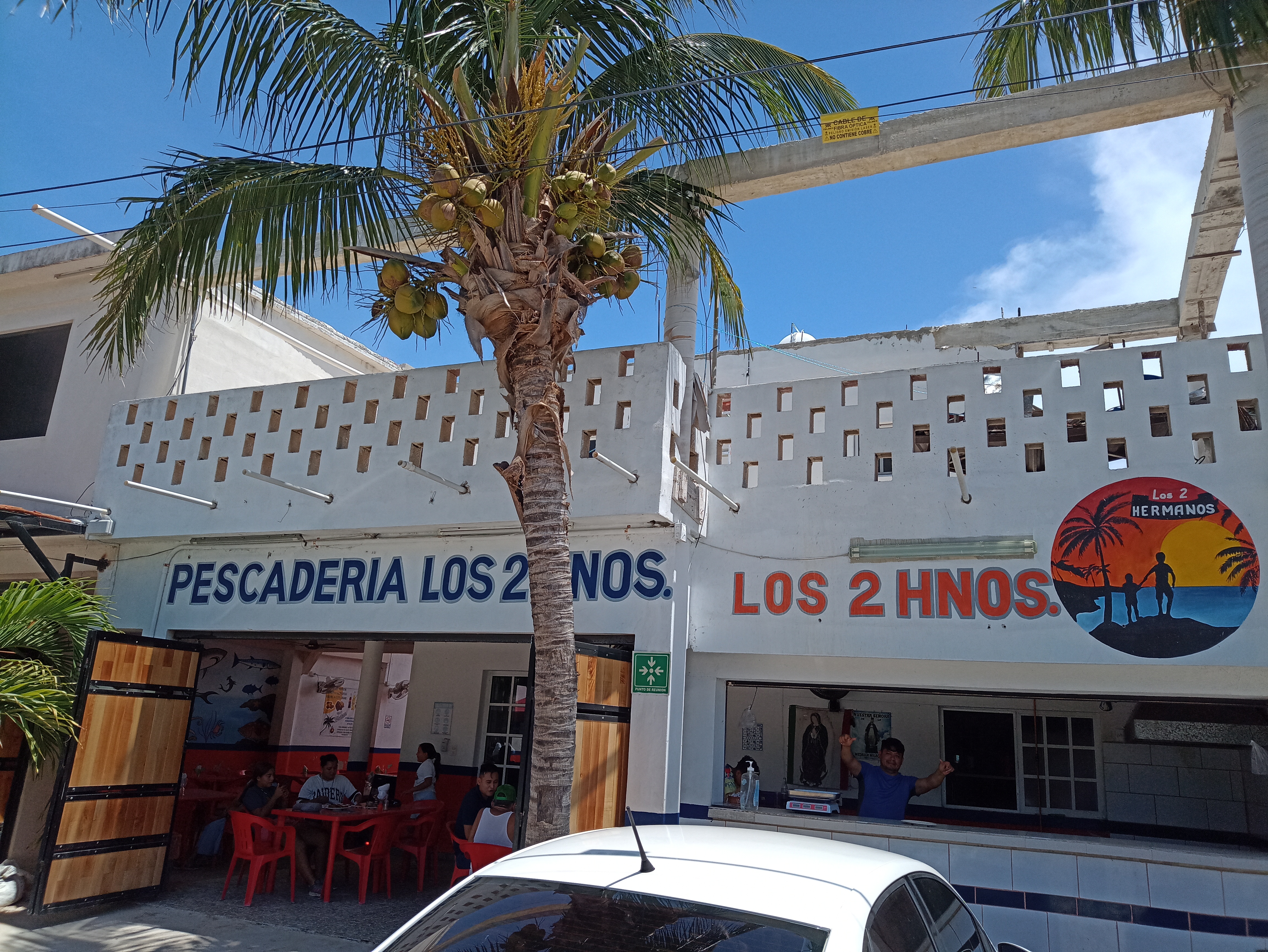 Los 2 Hermanos image 1