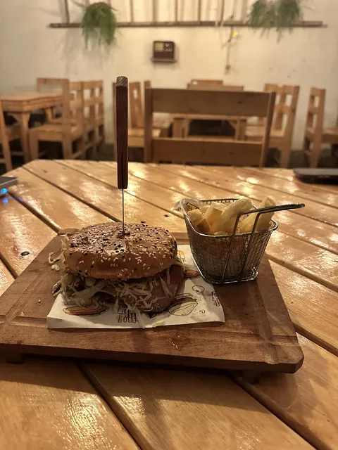 Caprichos Burgers image 2