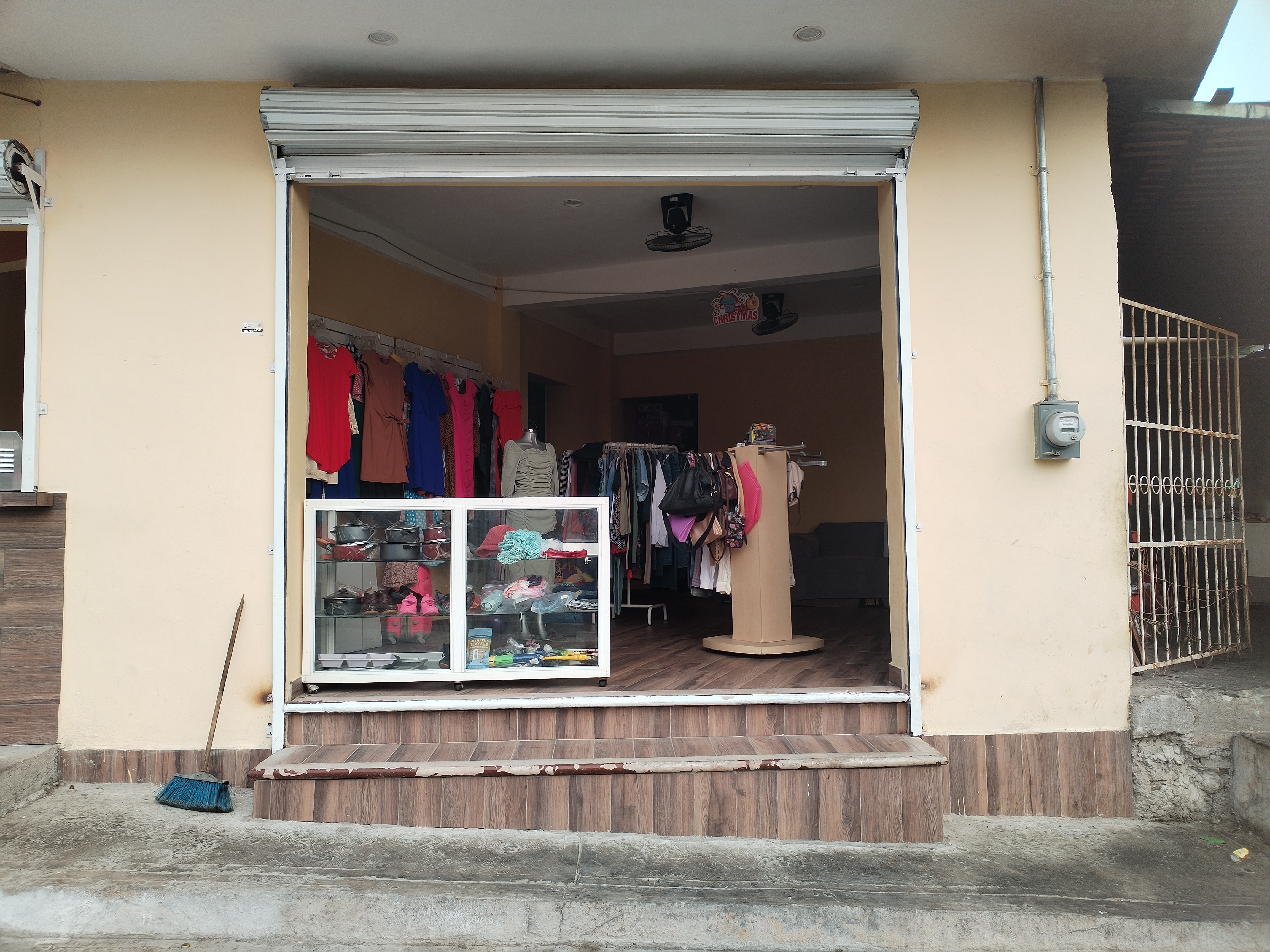 LA ESQUINA Hamburguesas y hotdogs image 1