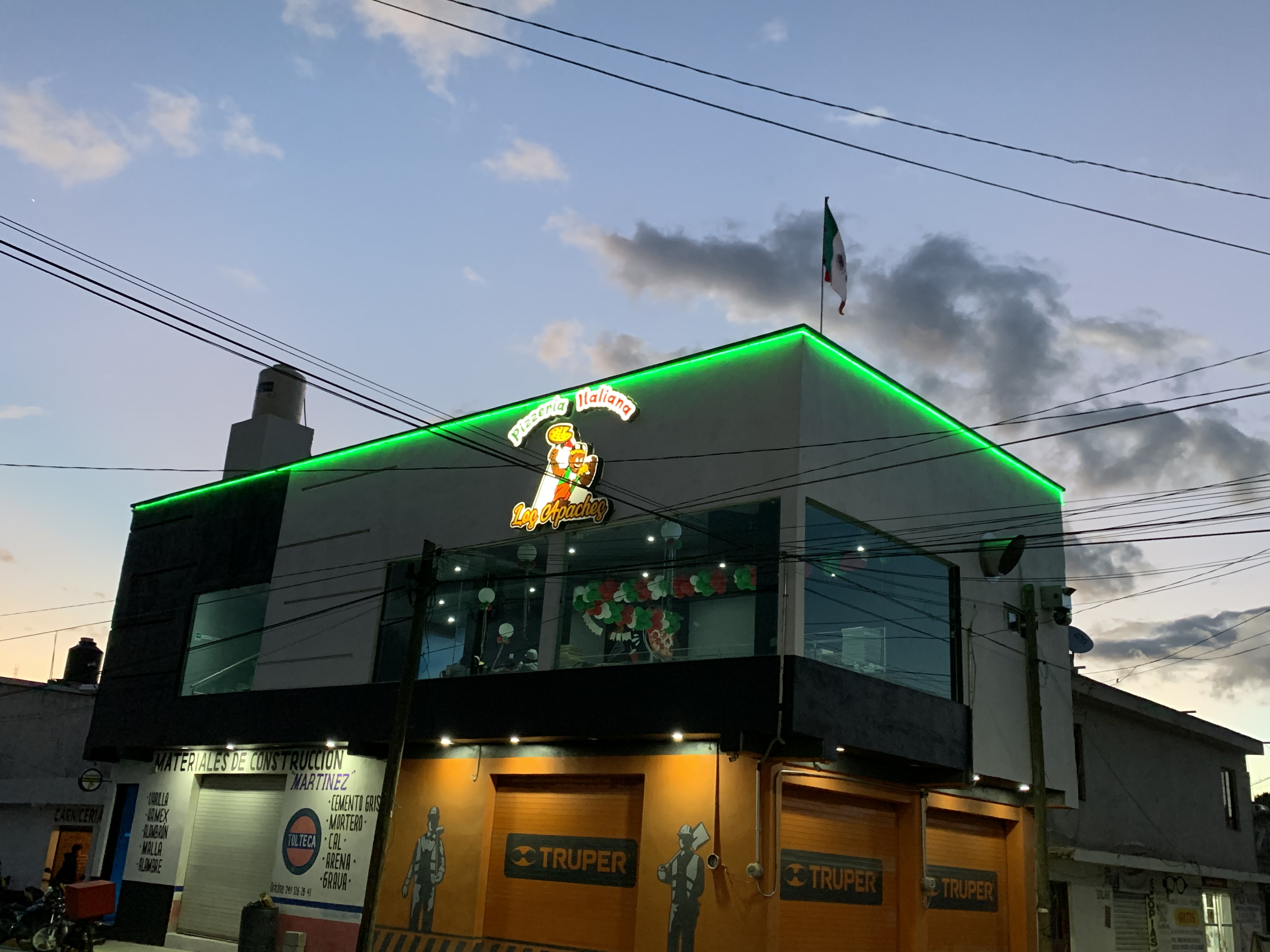 Pizzería italiana “los apaches” image 4