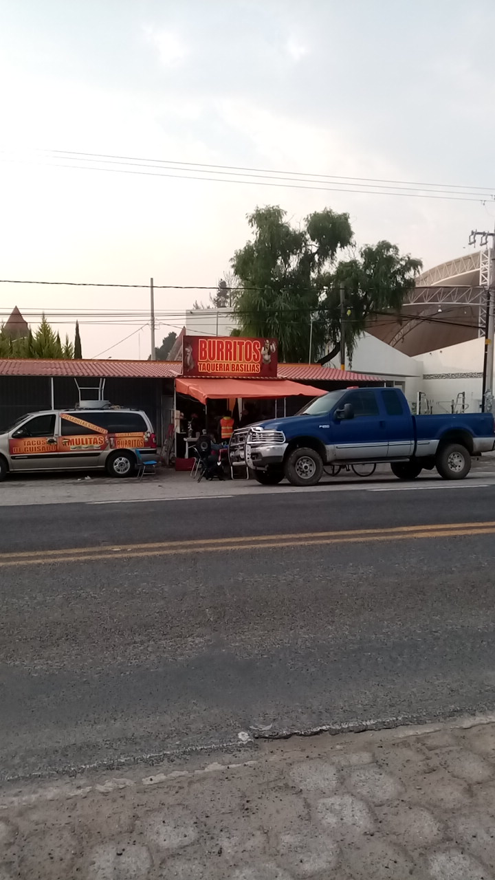 Burritos basilias De La Carretera image 4
